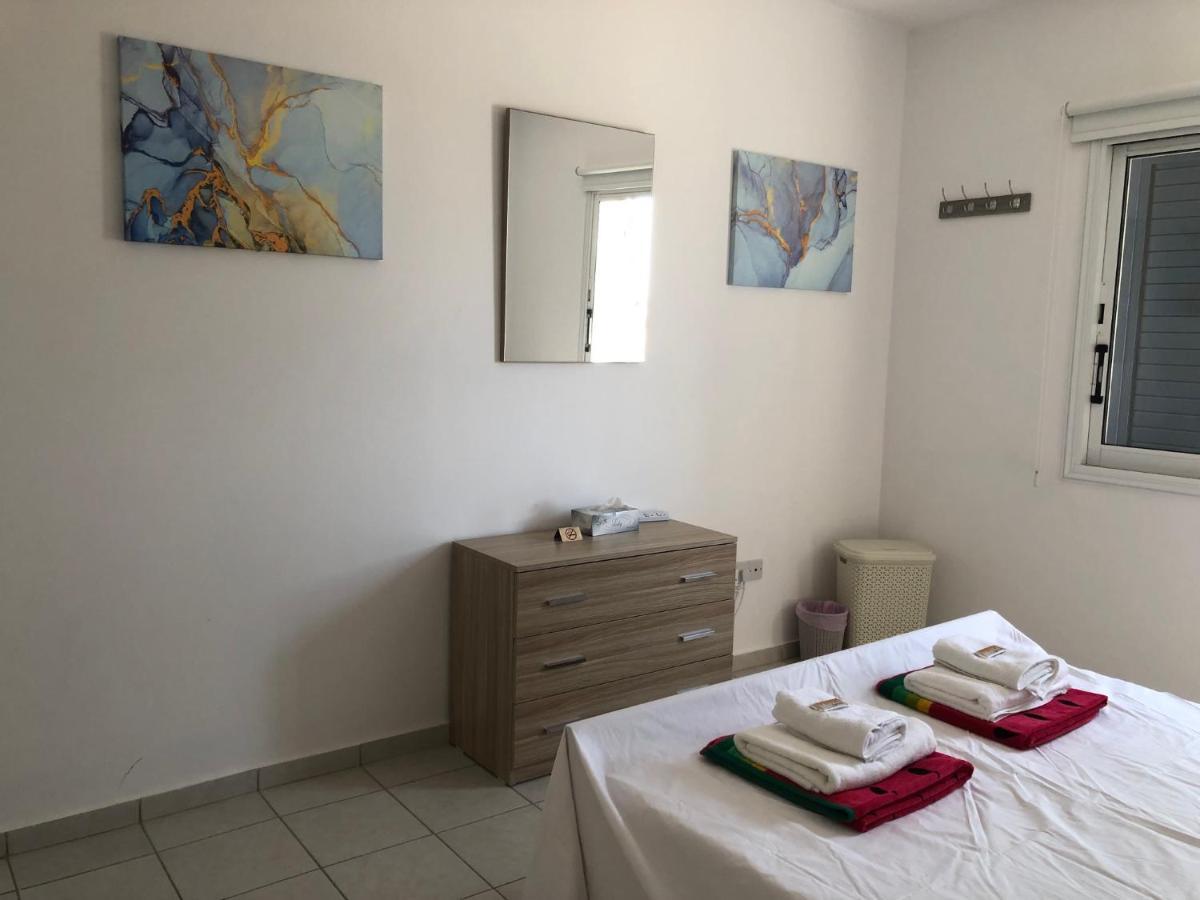 Kings Palace - Spacious 2-bed With Sea Views And Large Patio Apartment