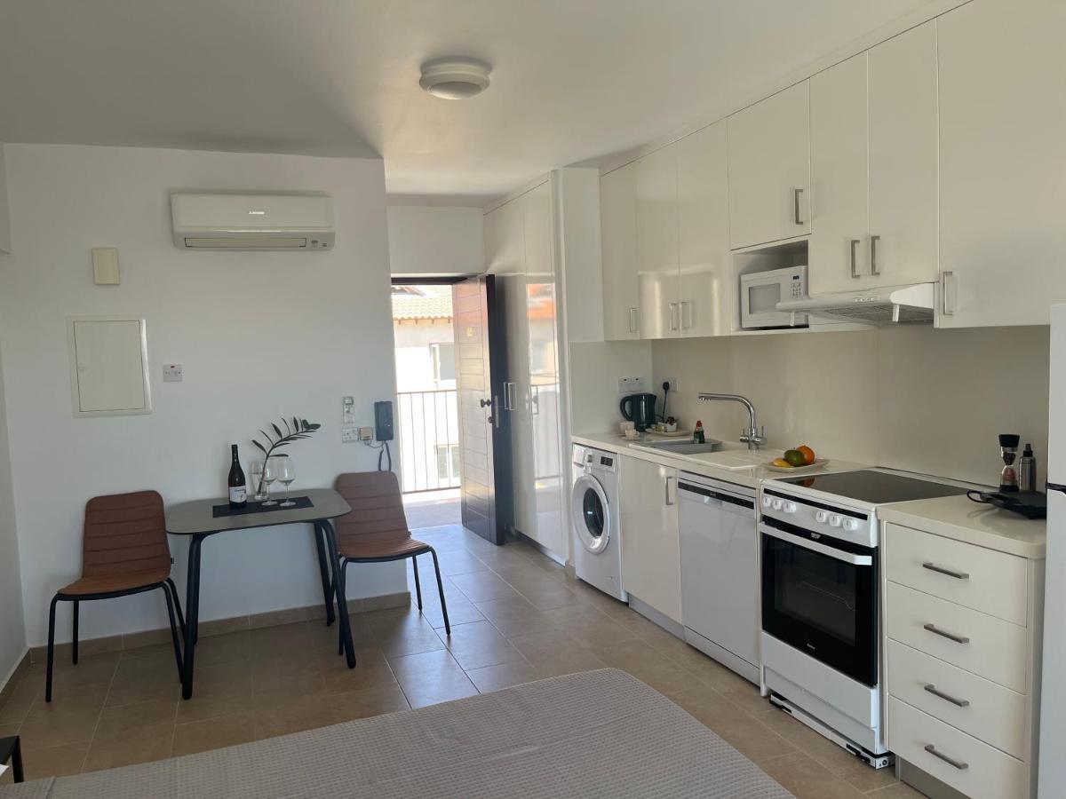 Papho's Mare Apts Apartment