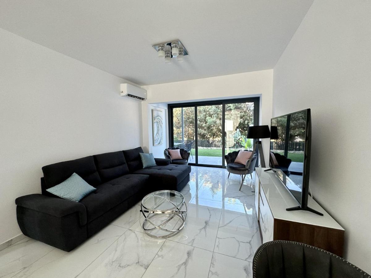 Luxury Garden Apartment