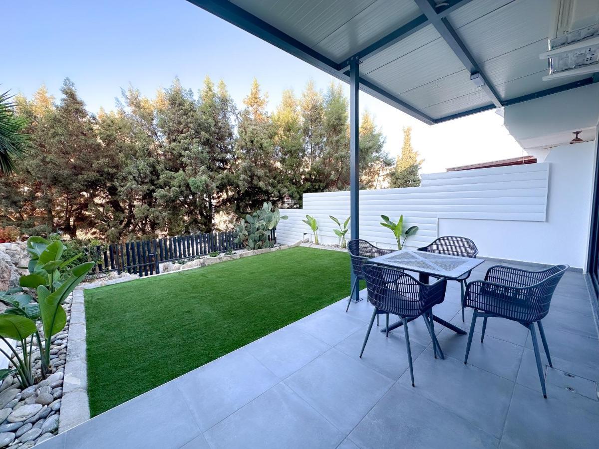 Luxury Garden Apartment *