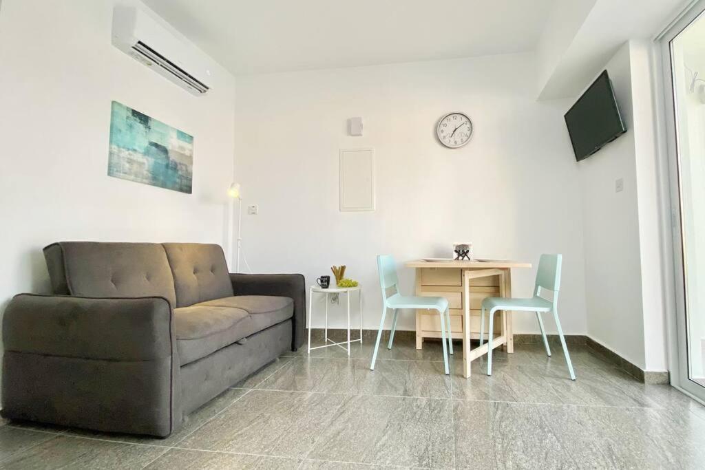 Ev Zin - Modern, Cozy, 1 Bed, Pool, 2 Balconies, A105 Apartment