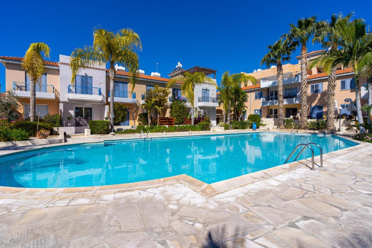 Summer Breeze With Pool Apartment