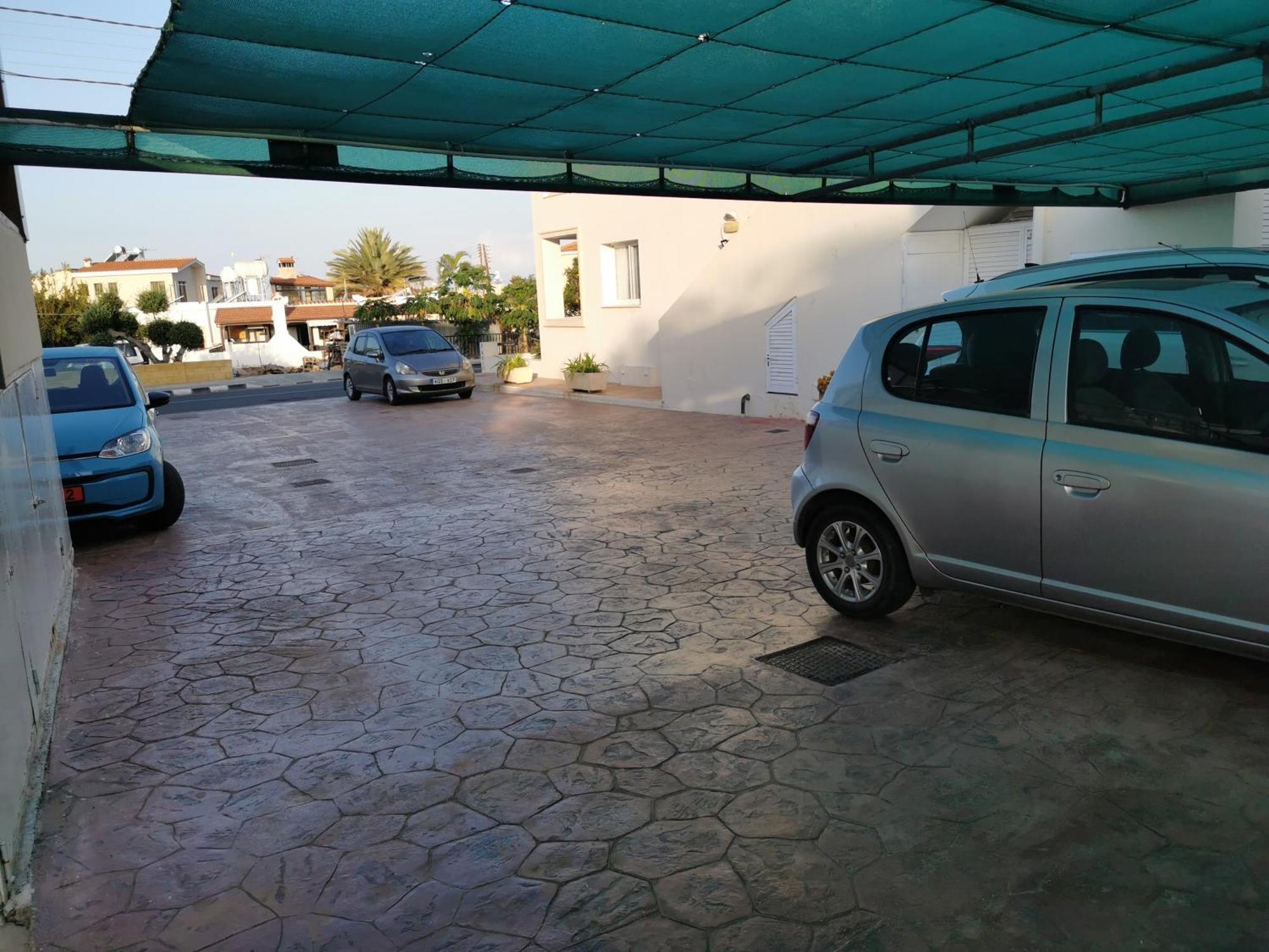 Pari * Paphos
