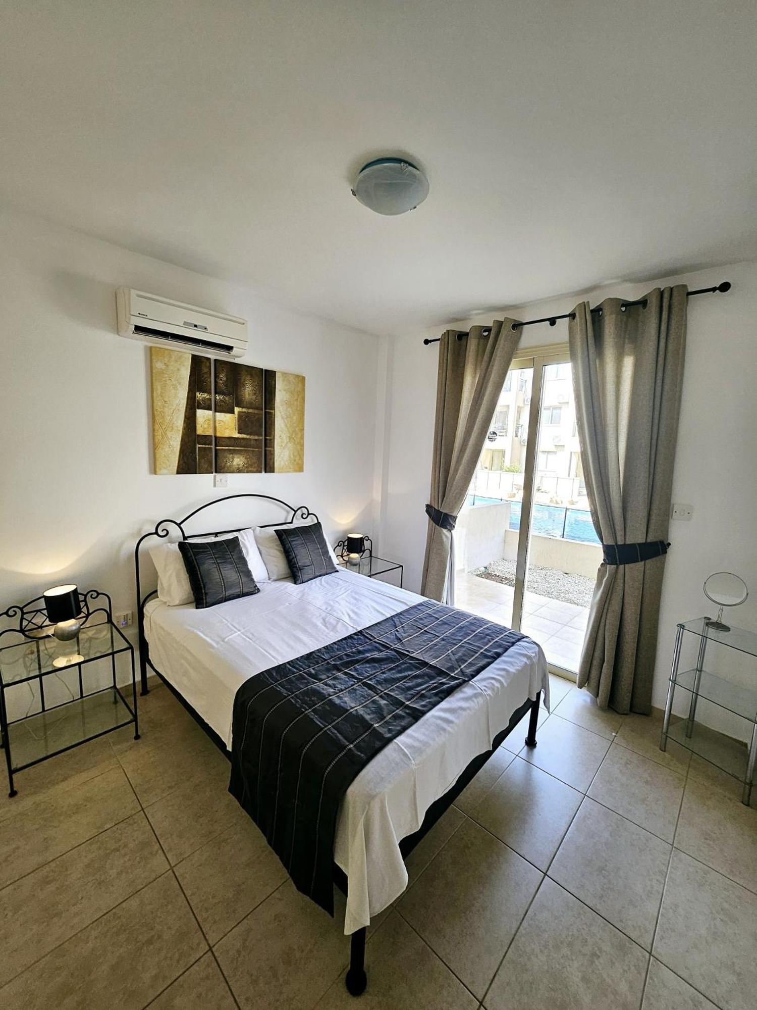 Delightful Poolside Apartment Paphos