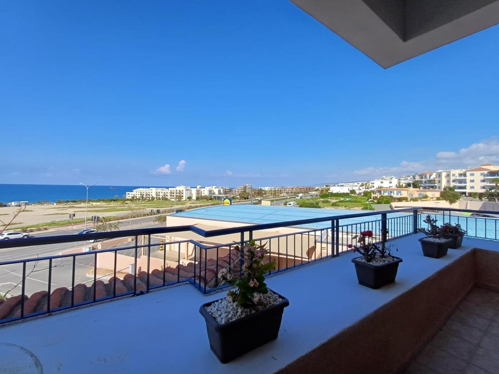 Kings Palace - Spacious 2-bed With Sea Views And Large Patio *