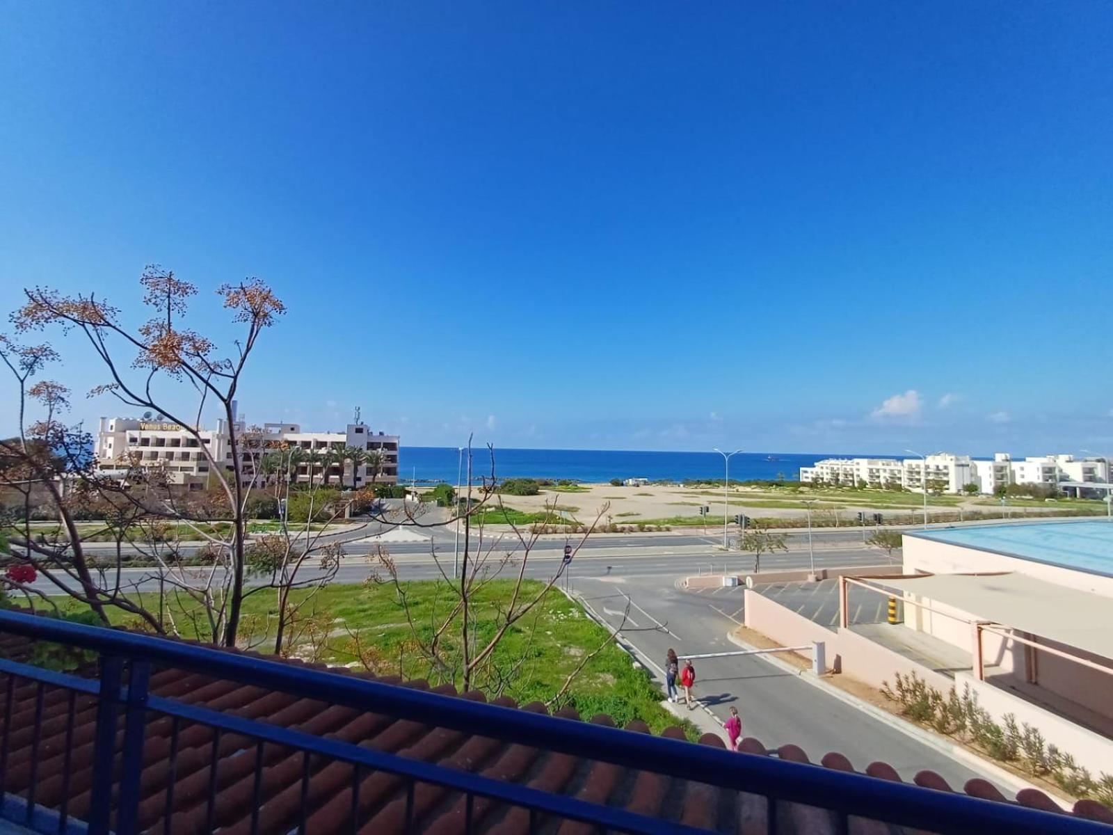 Kings Palace - Spacious 2-bed With Sea Views And Large Patio Apartment