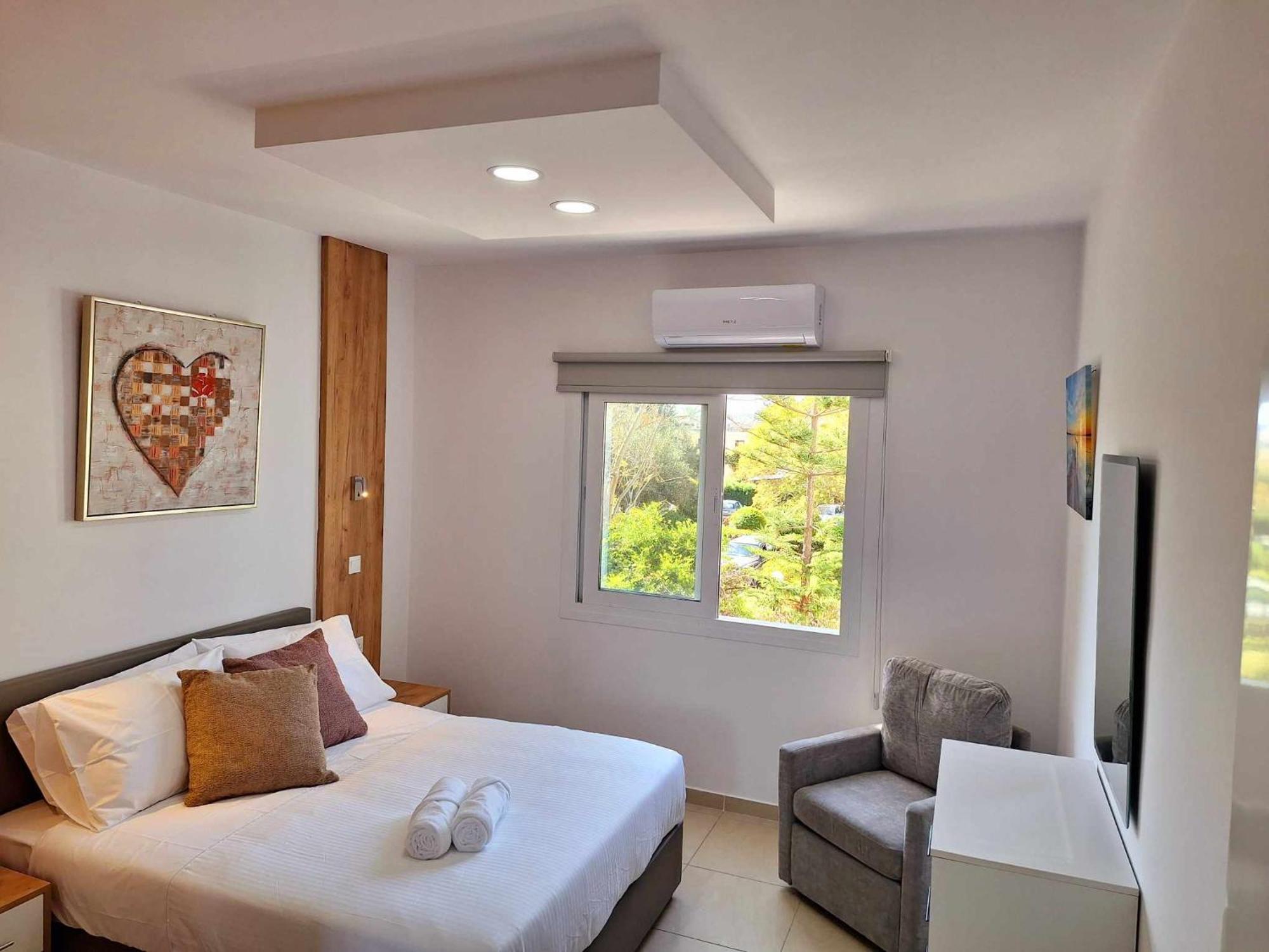 Stylish Kato Close To & Vibrant Harbor Life *