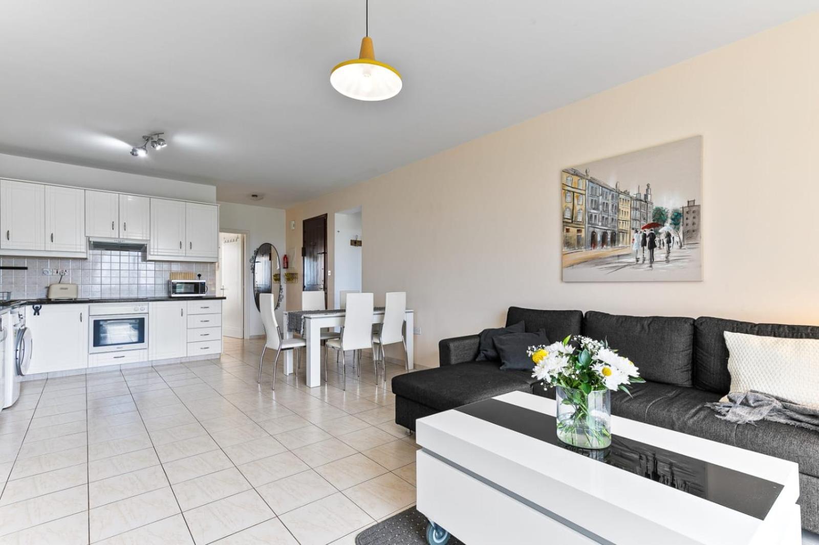 Sunny View - A Stunning With Private Rooftop * Paphos