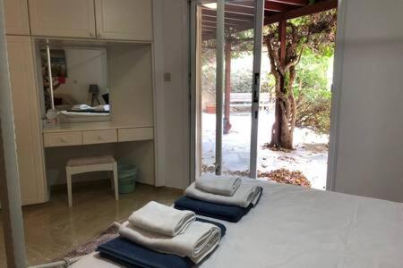 Regina Gardens - Spacious, 3 Bed, Ground Floor Unit With Large Patio Apartment *