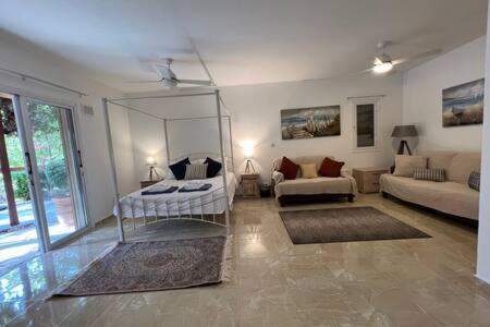 Regina Gardens - Spacious, 3 Bed, Ground Floor Unit With Large Patio Apartment