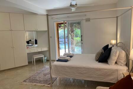 Regina Gardens - Spacious, 3 Bed, Ground Floor Unit With Large Patio Apartment *
