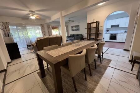 Regina Gardens - Spacious, 3 Bed, Ground Floor Unit With Large Patio Apartment