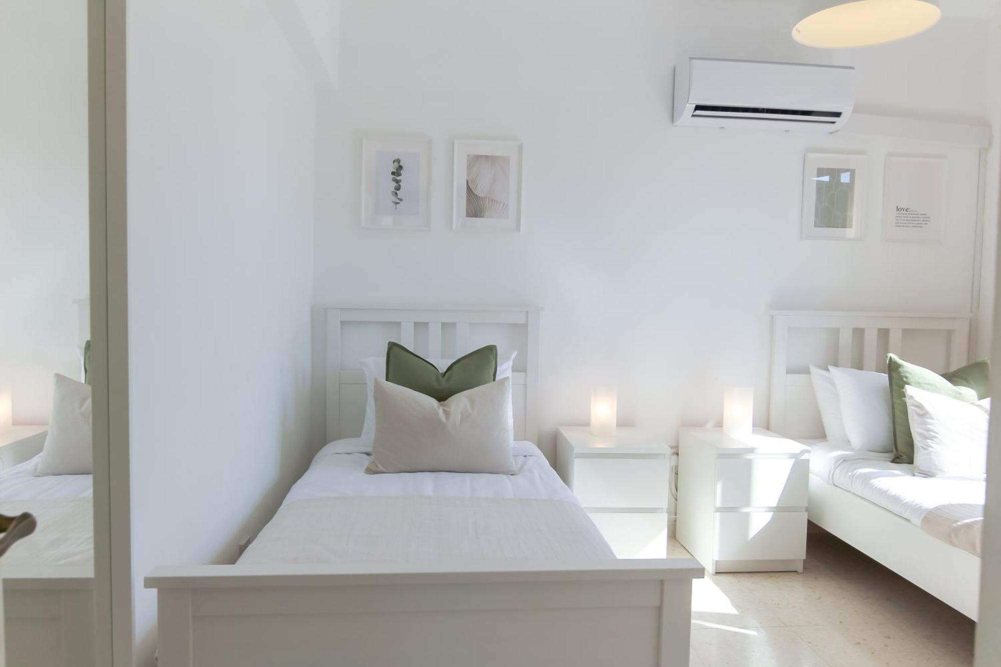 Apartment Phaedrus Living: Byzantium Modern Flat