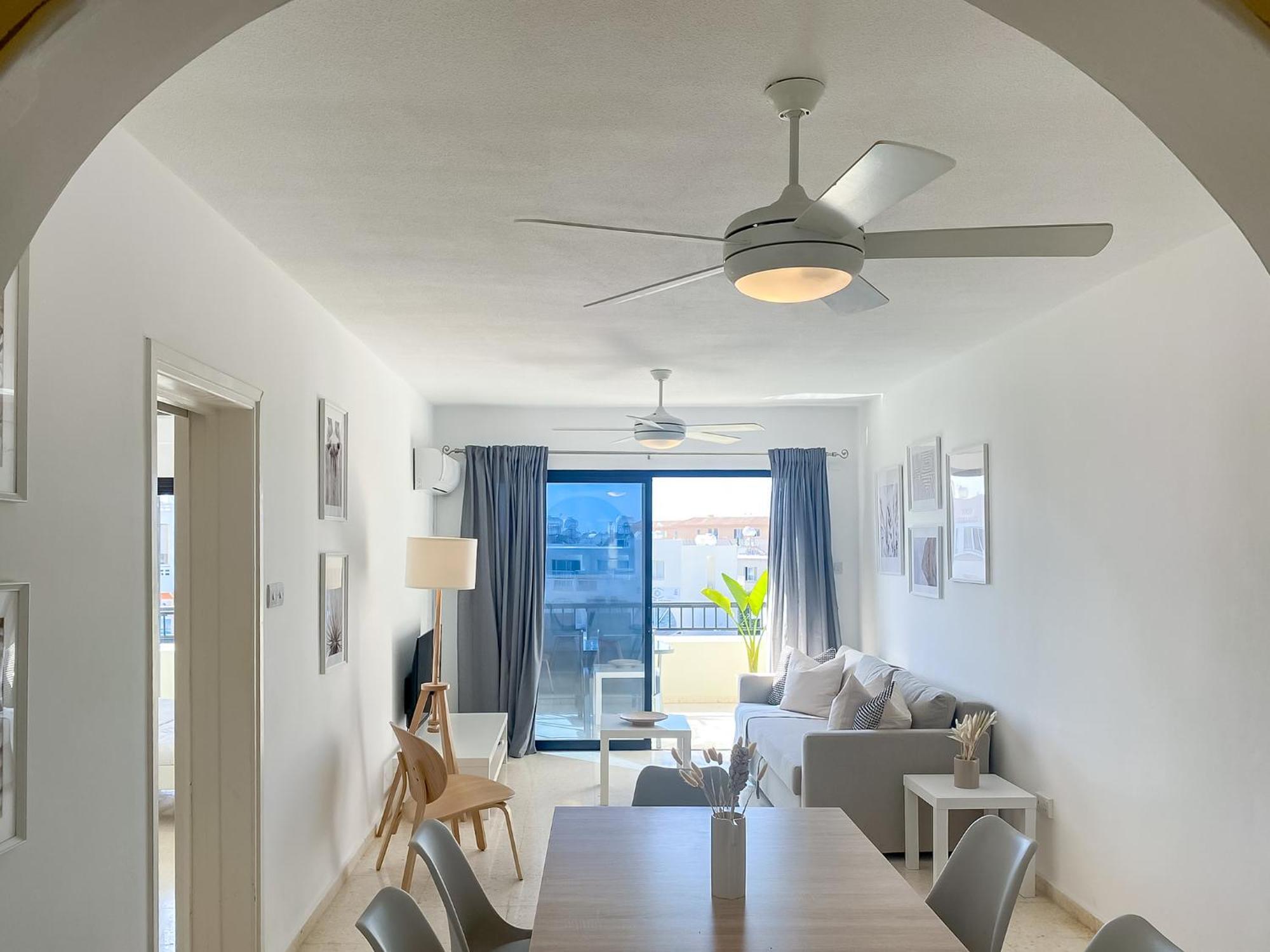 Apartment Phaedrus Living: Byzantium Modern Flat *