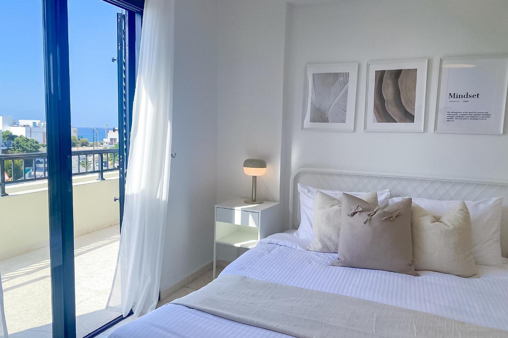 Phaedrus Living: Byzantium Modern Flat Apartment *