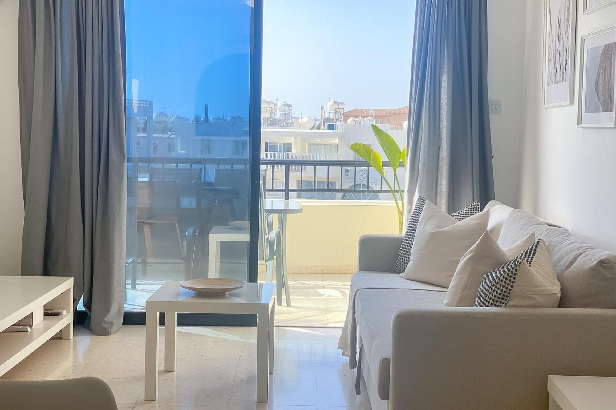 Apartment Phaedrus Living: Byzantium Modern Flat *
