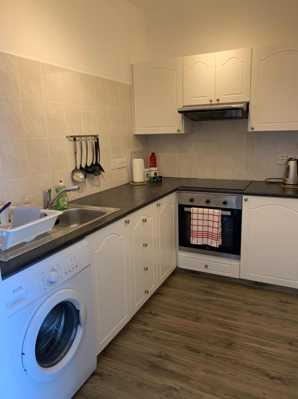 Kings Palace - Modern And Stylish 1 Bedroom Apartment *