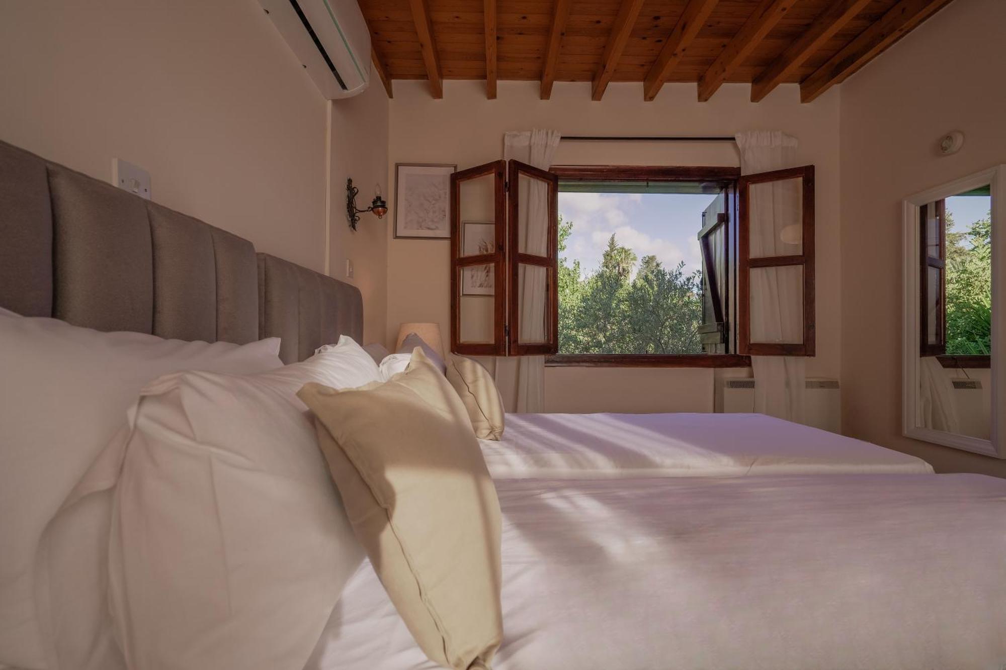Phaedrus Living: Amarakos Villa *