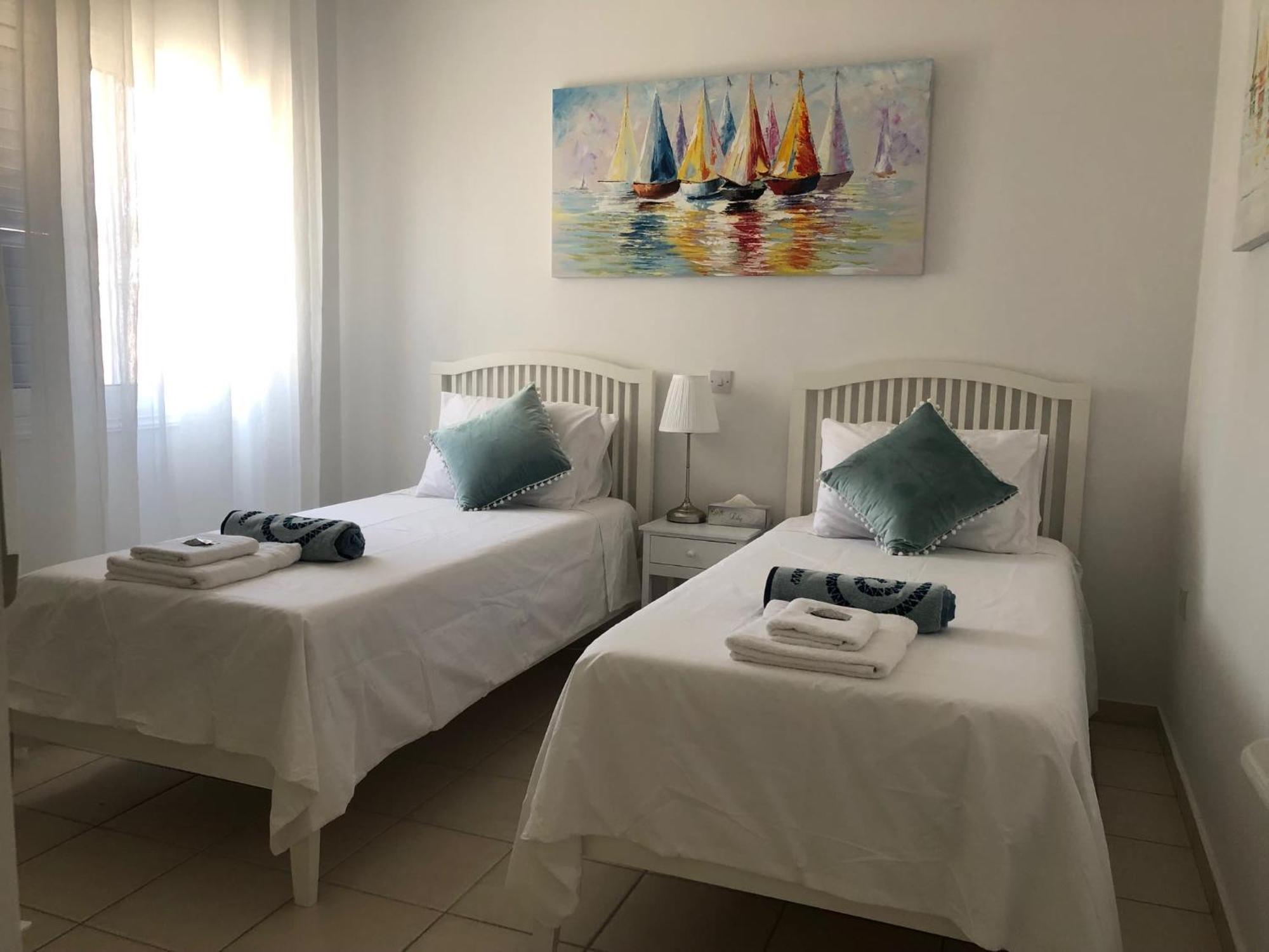 Limnaria Gardens - Modern Sunny 2 Bed Apartment Paphos