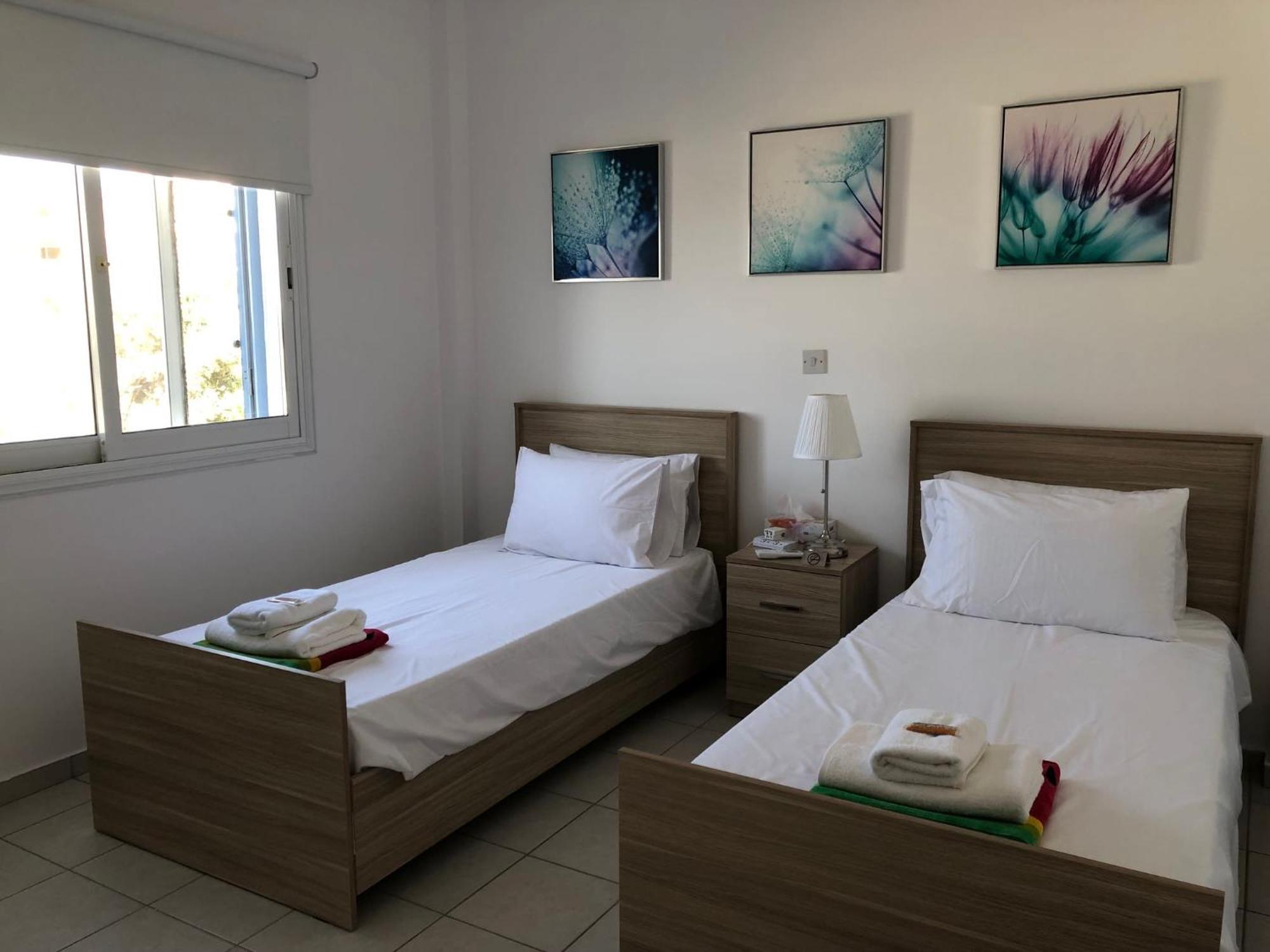 Kings Palace - Spacious 2-bed With Sea Views And Large Patio Apartment