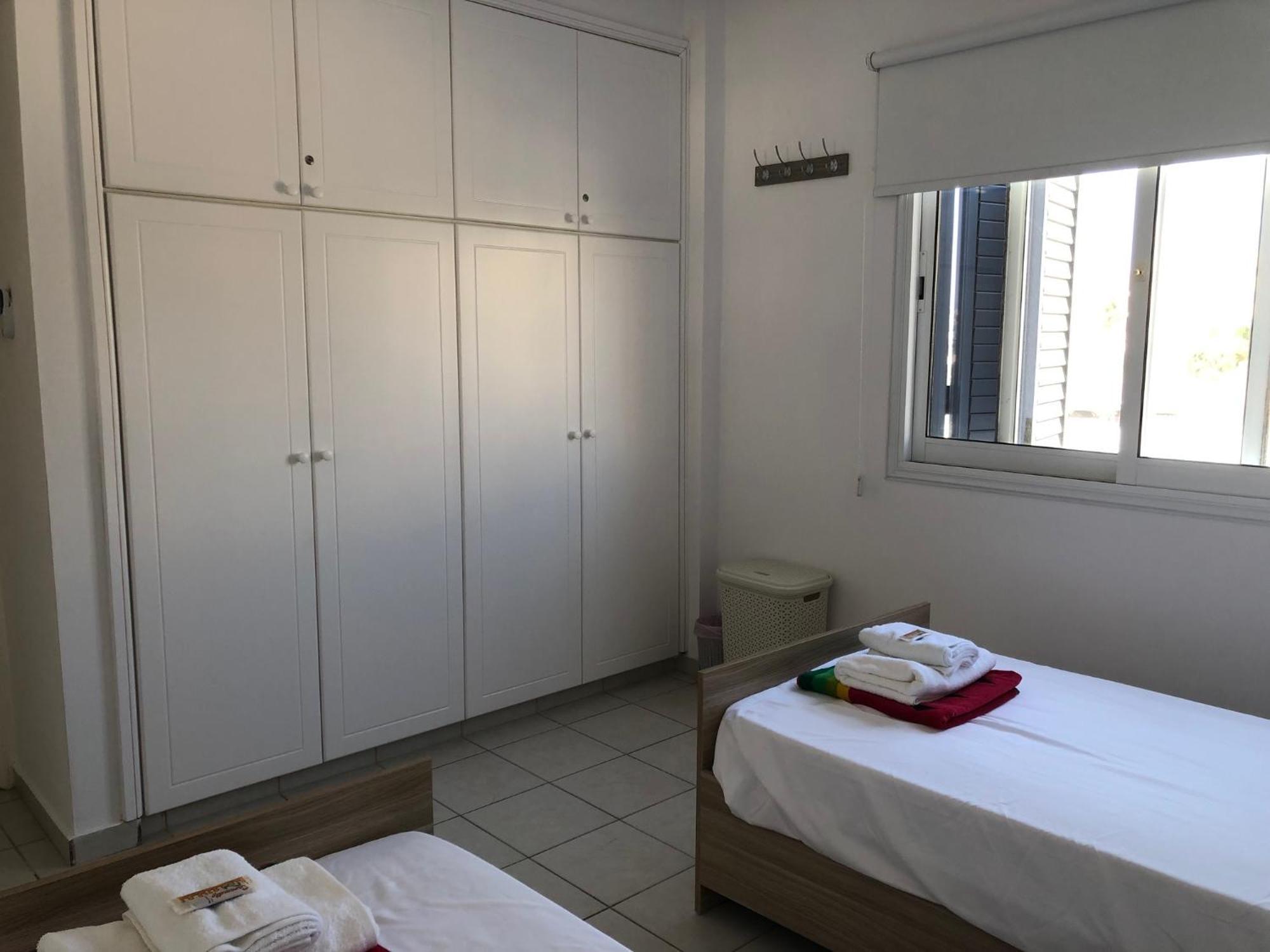 Kings Palace - Spacious 2-bed With Sea Views And Large Patio Apartment
