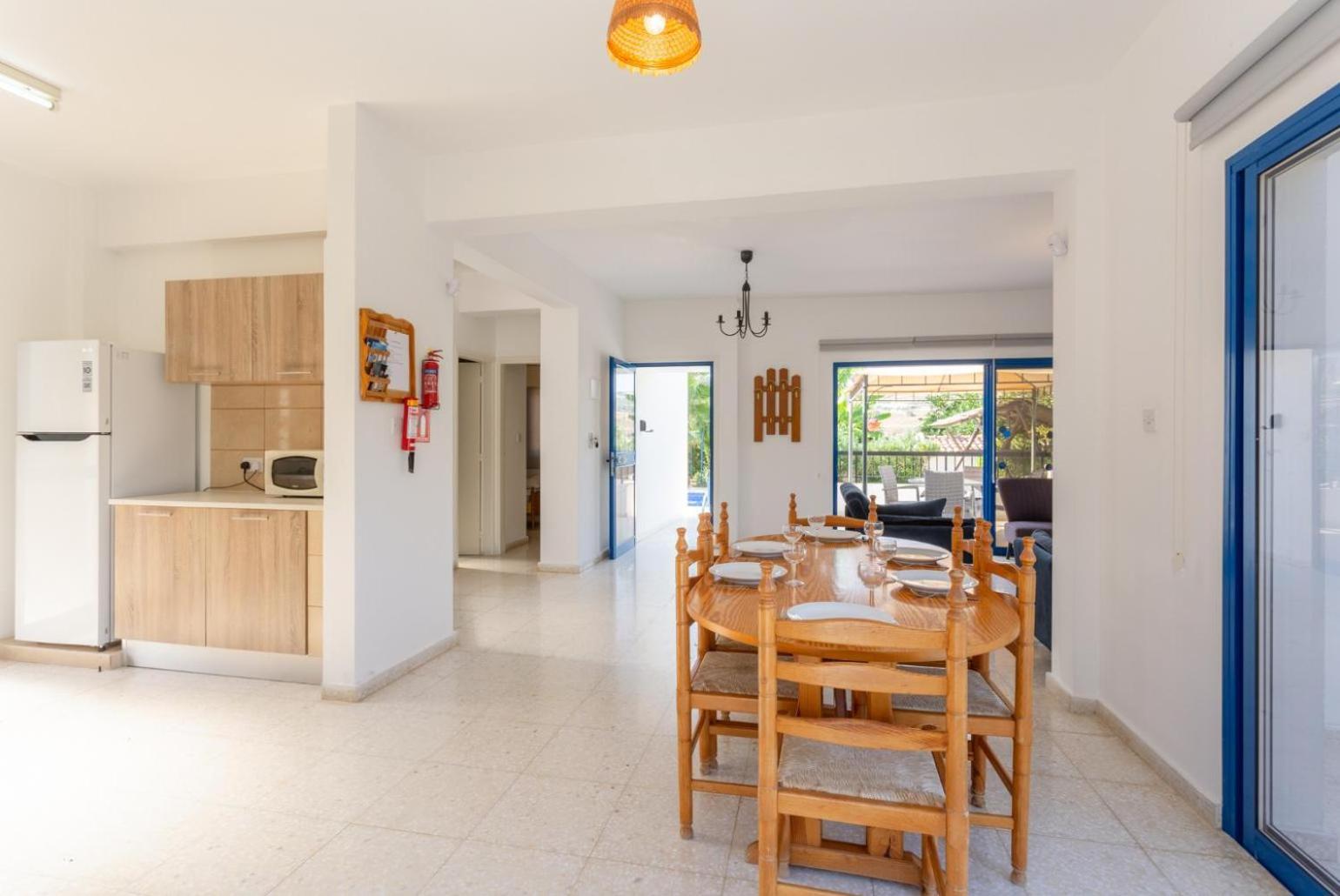 Charoula Pente * Paphos