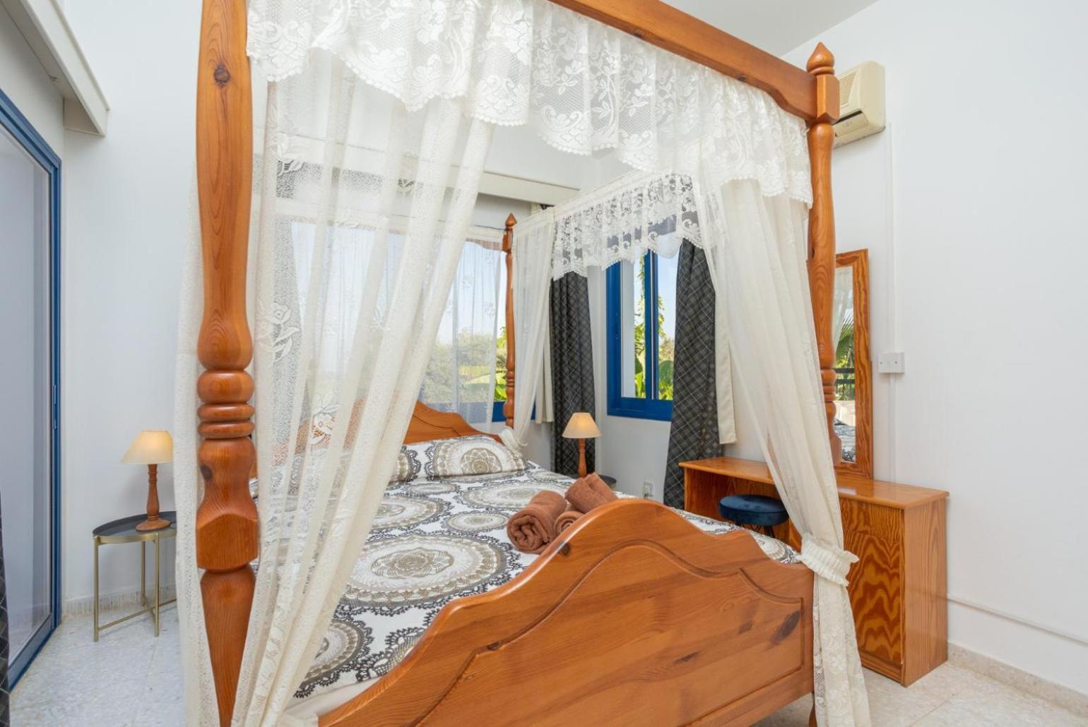 Charoula Pente * Paphos