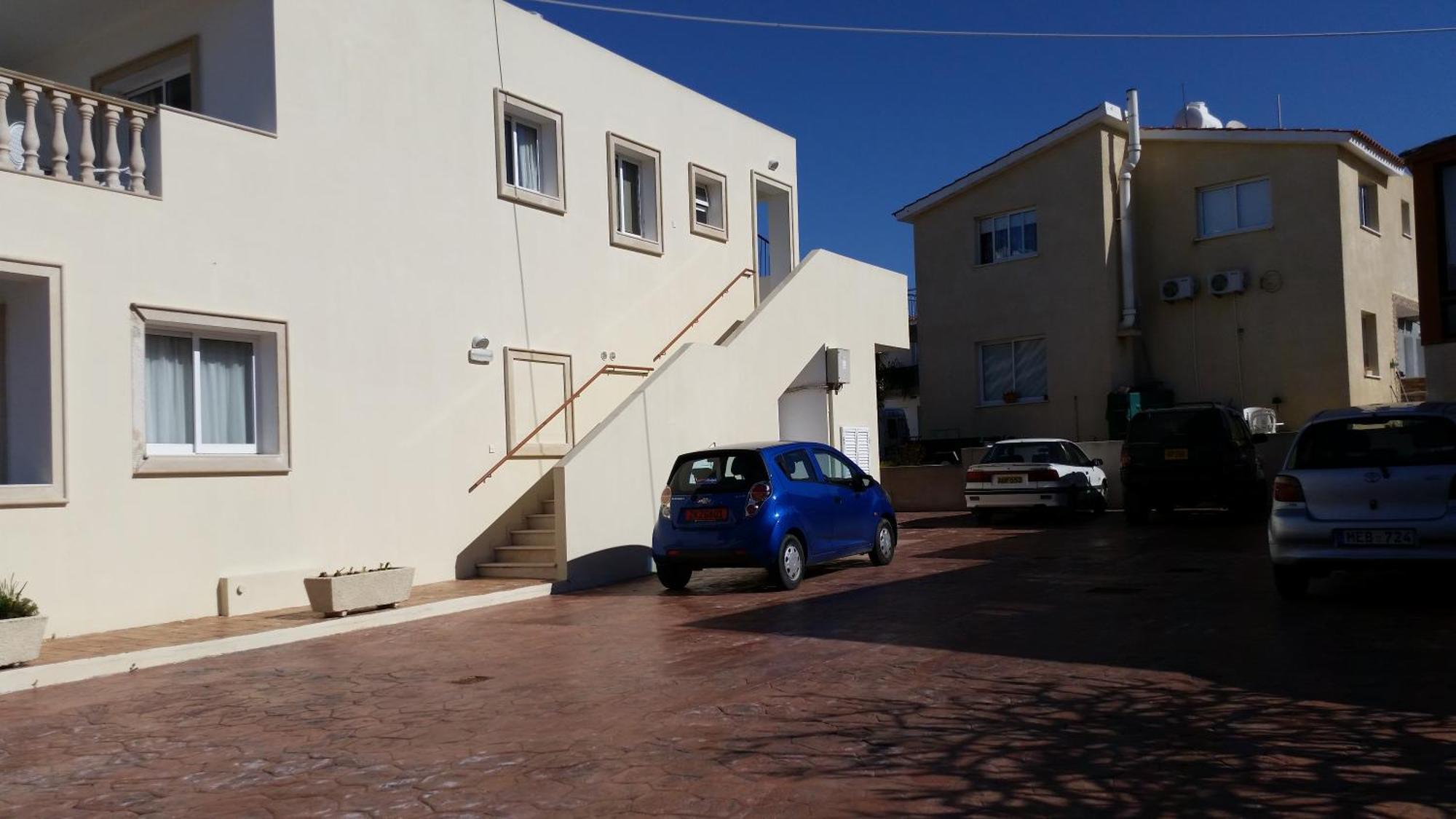 Pari * Paphos