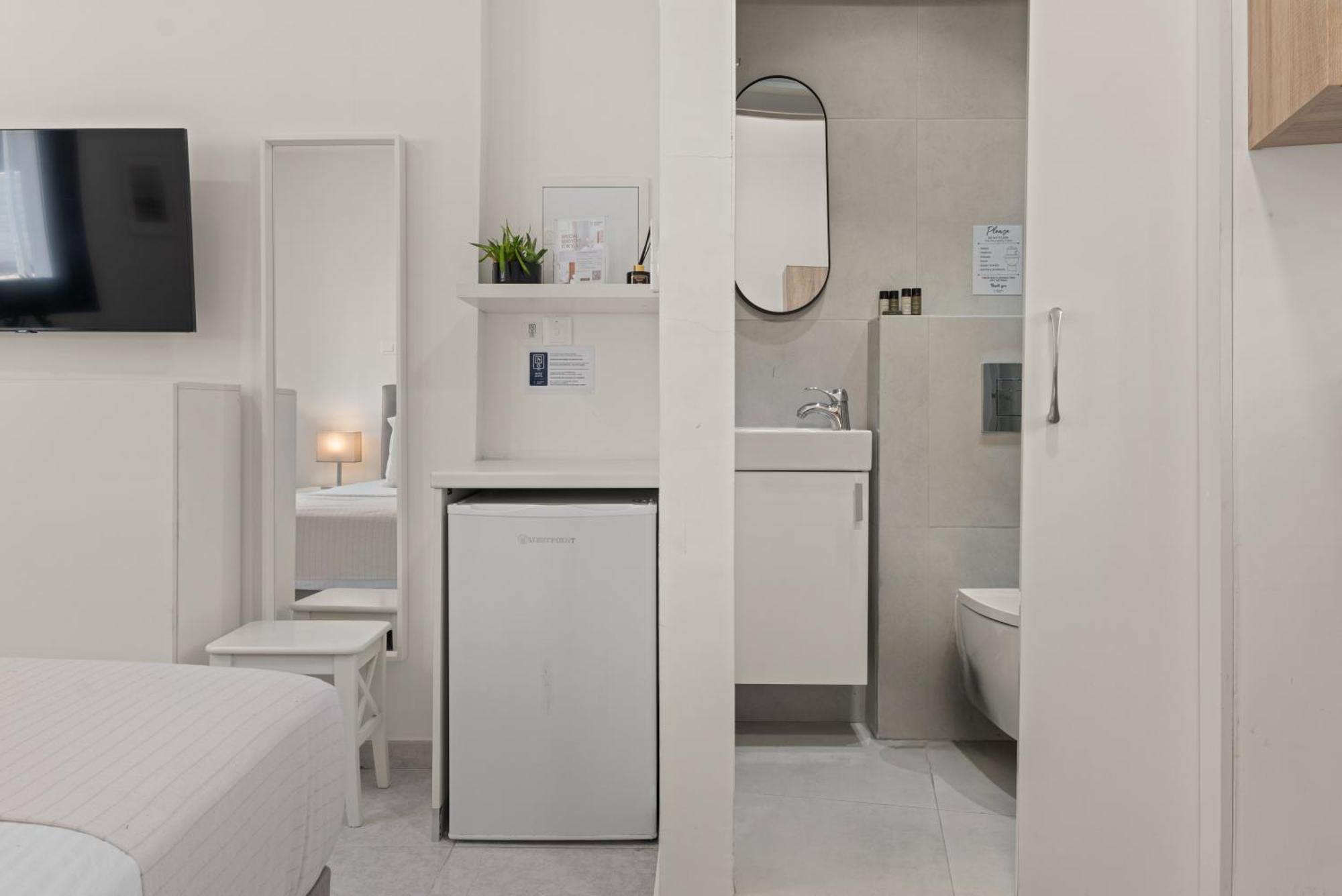 Phaedrus Living: Alkminis Seaside Verano Apartment
