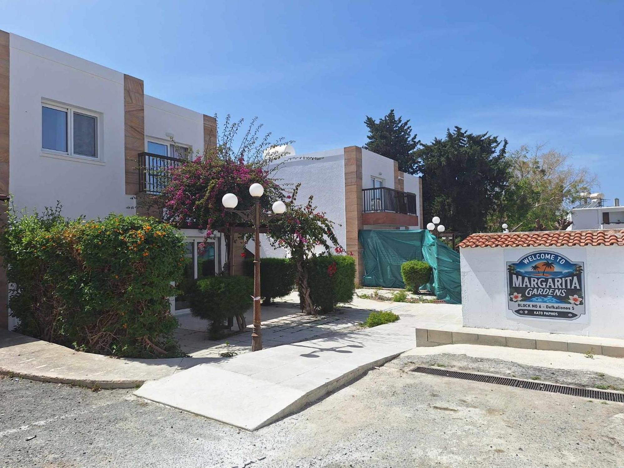 Stylish Kato Close To & Vibrant Harbor Life Apartment Paphos