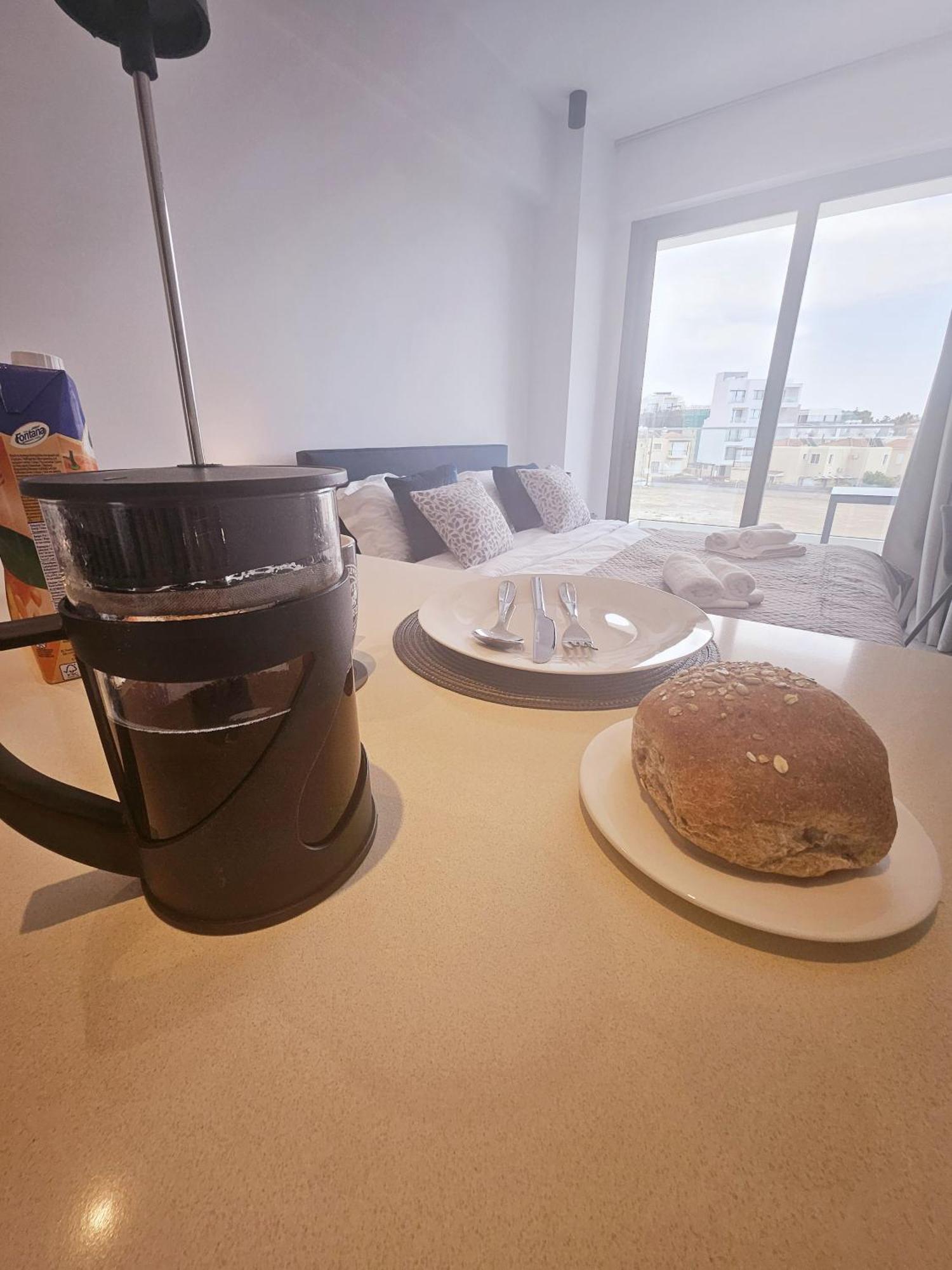 New, Modern Studio, Universal Residences Apartment *