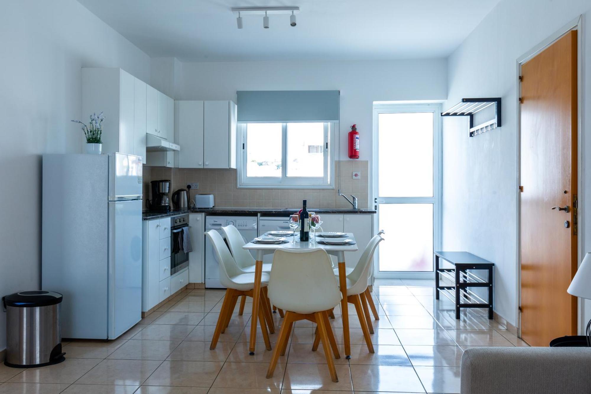 Just Renovated Beautiful 2 Bed In 5 Min Drive To The Apartment