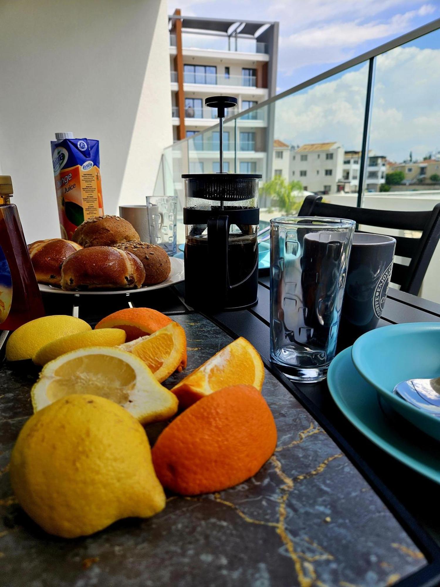 New, Modern Studio, Universal Residences Apartment *