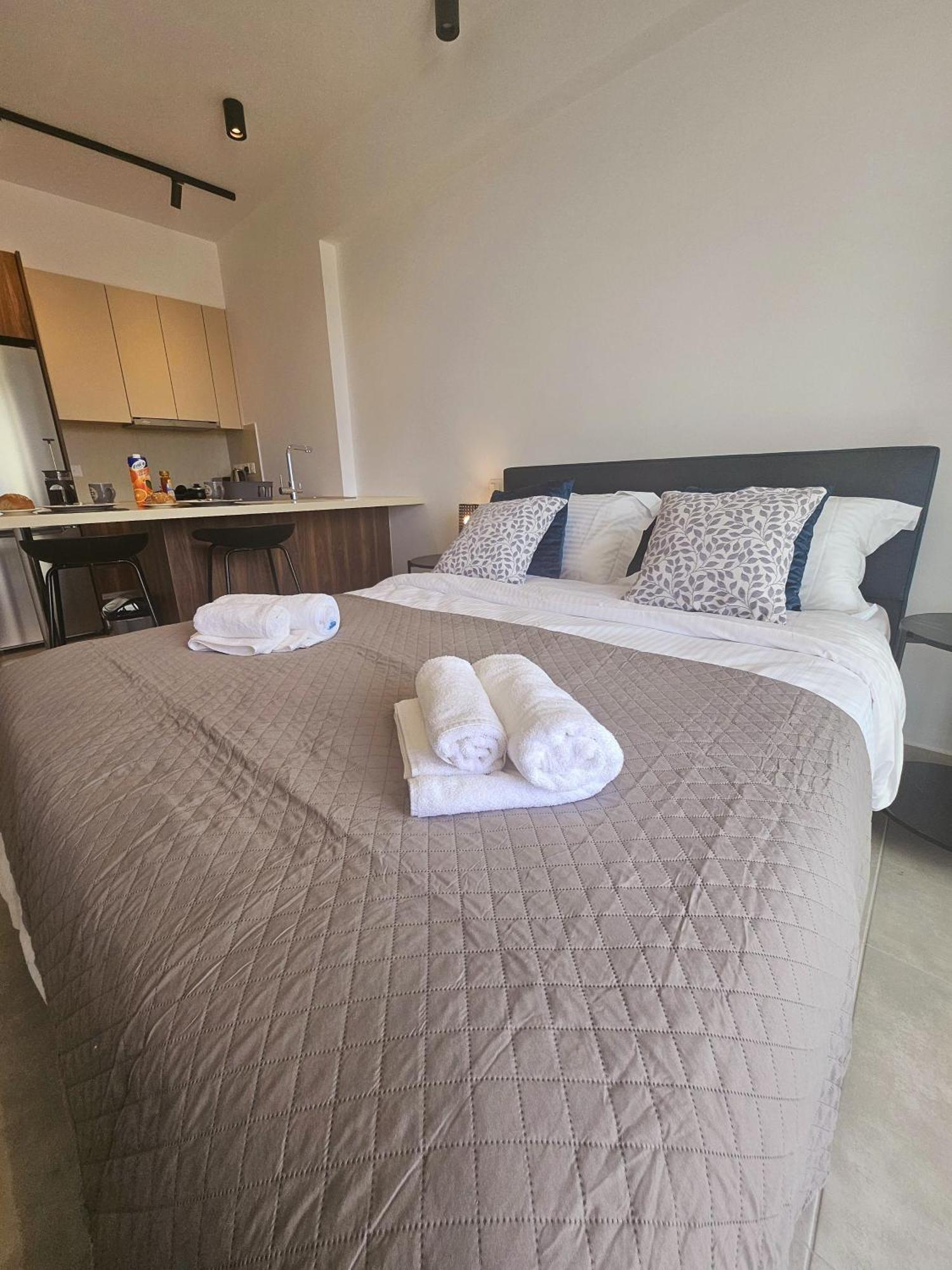 New, Modern Studio, Universal Residences Apartment *