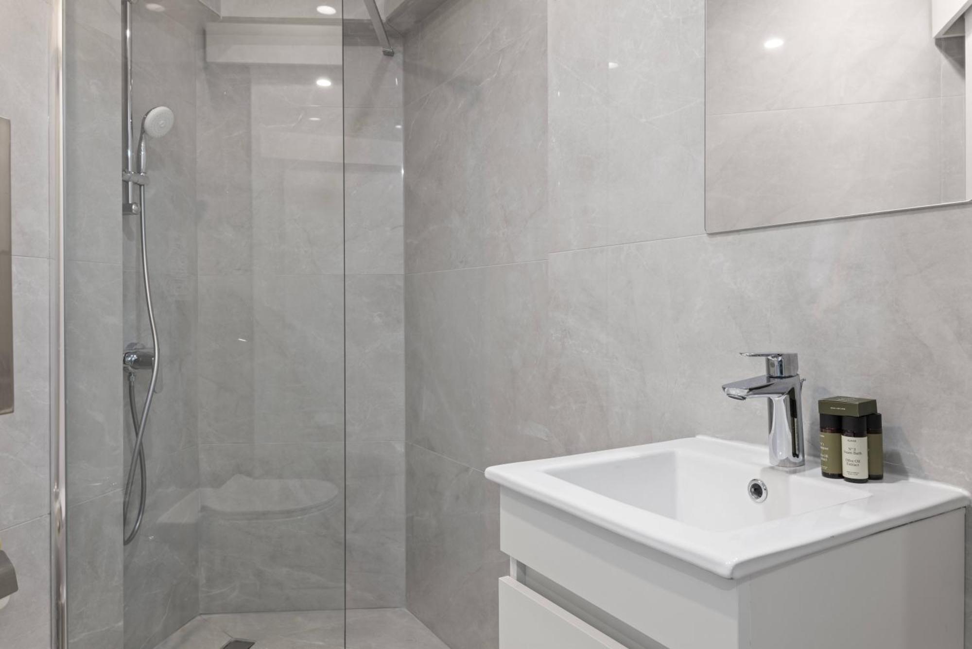 Phaedrus Living: Alkminis Seaside Apartment