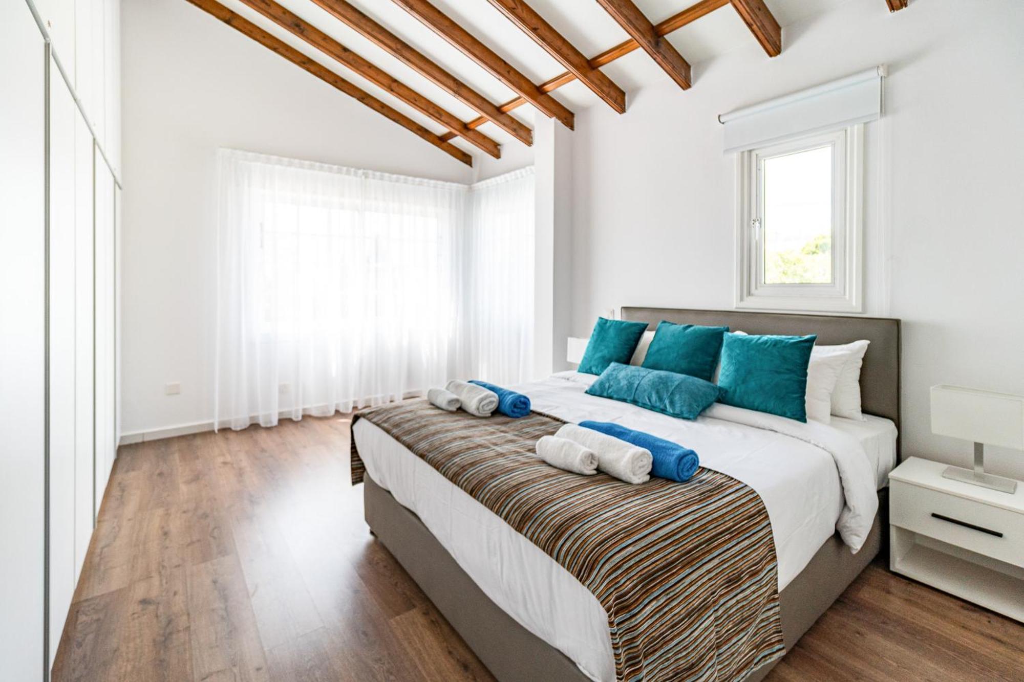 Luxurious One Maisonette By Ezoria Pousada Paphos