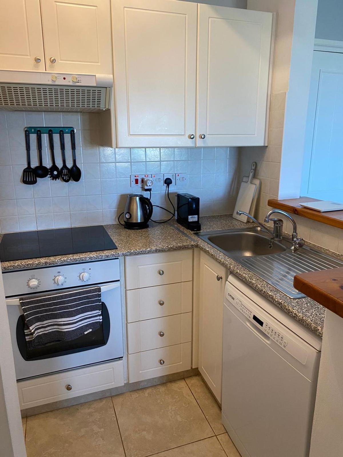 Newly Renovated- Regina Gardens 1, Venus 500 M, Sea&sunsets View, License Ooo7141 Apartment