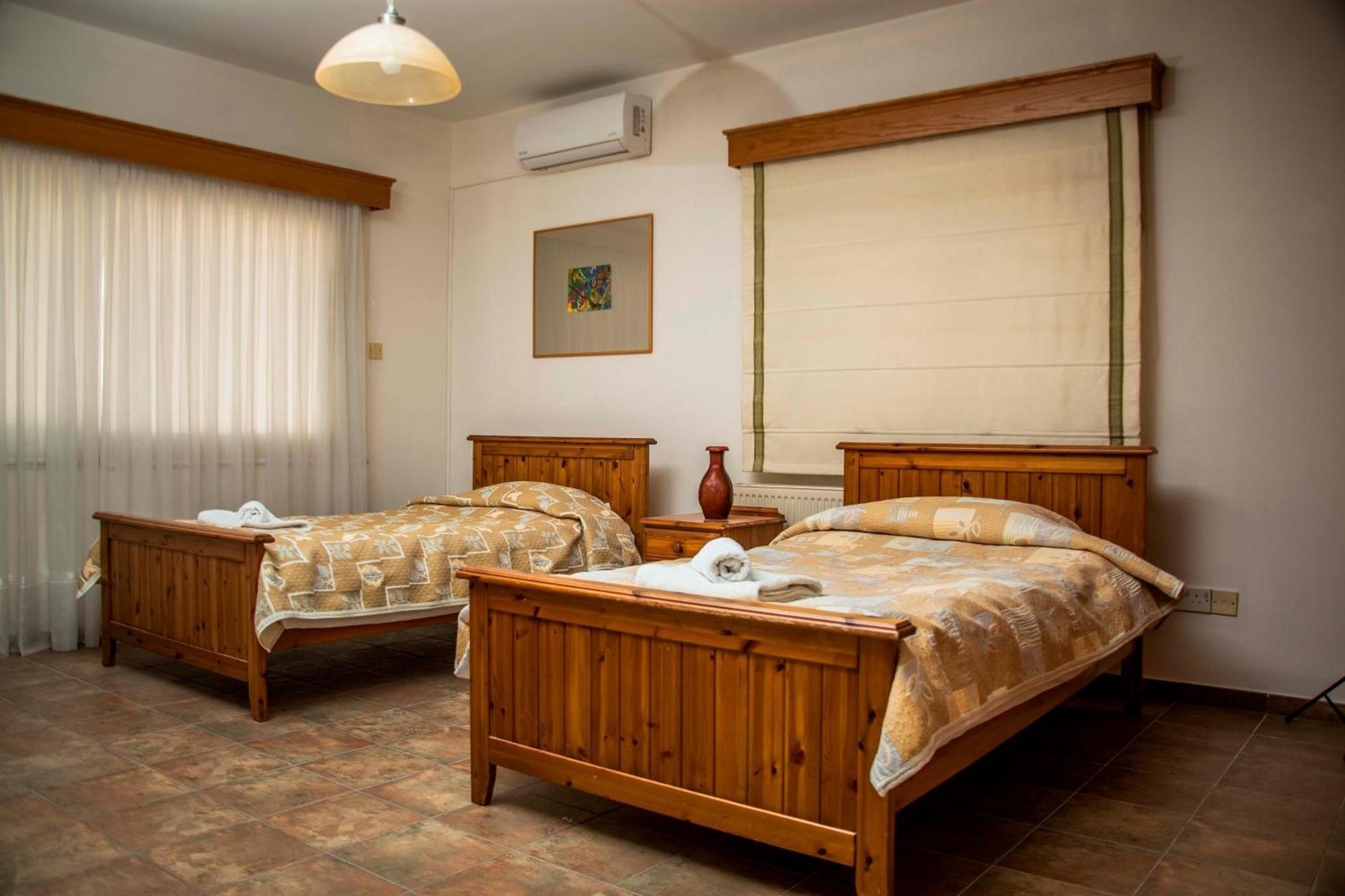 Villa 6 Bdr With Tennis Court
