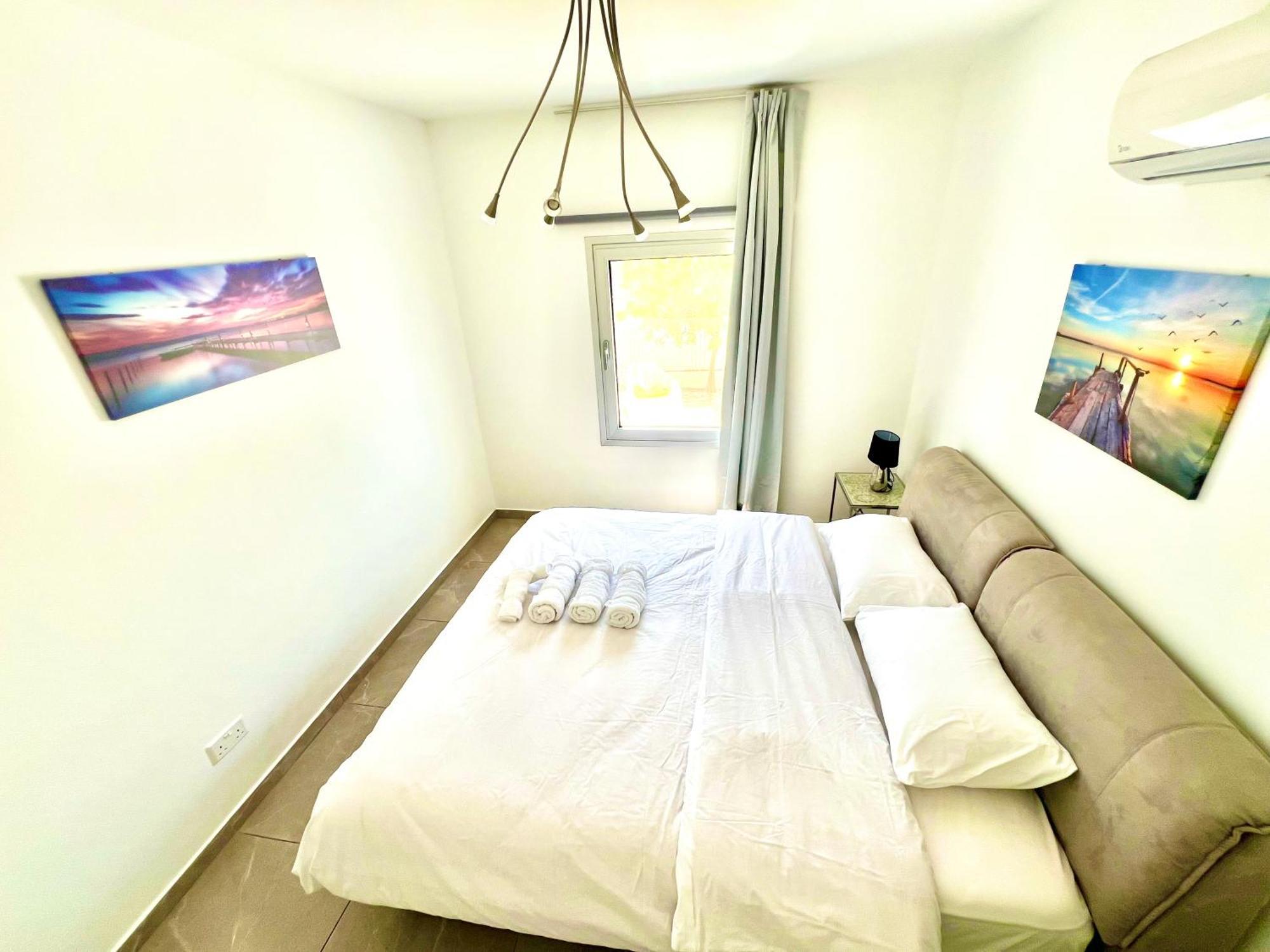 Apartment Seaside Escape - Charming Sunlit 2br Flat