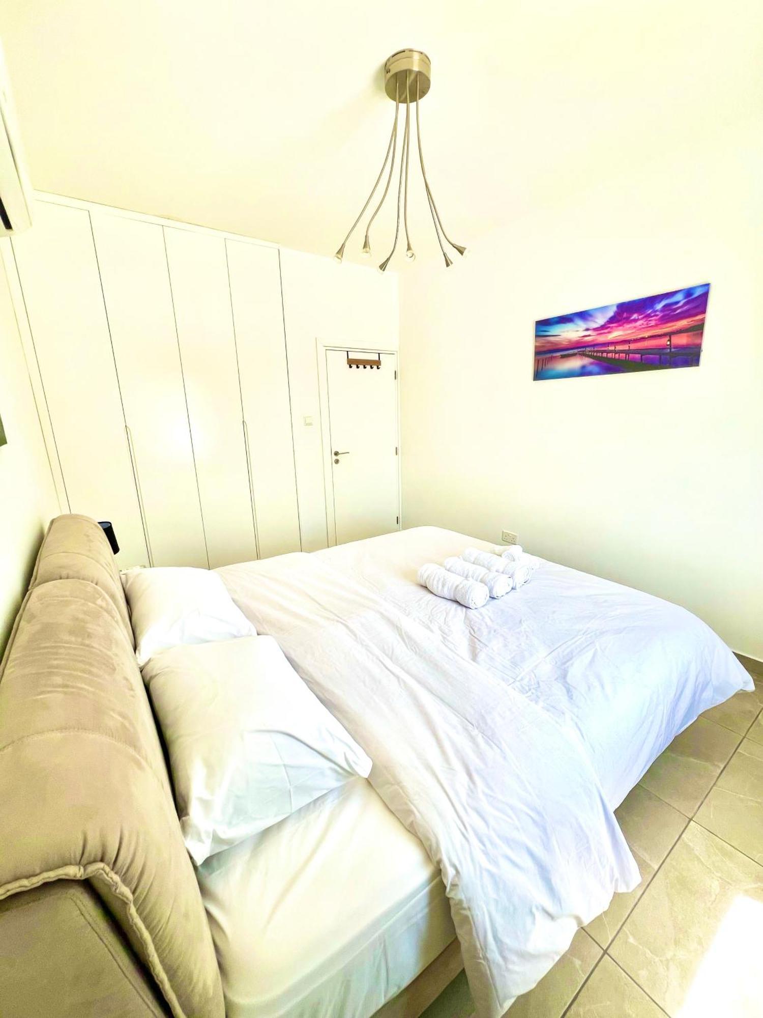 Apartment Seaside Escape - Charming Sunlit 2br Flat