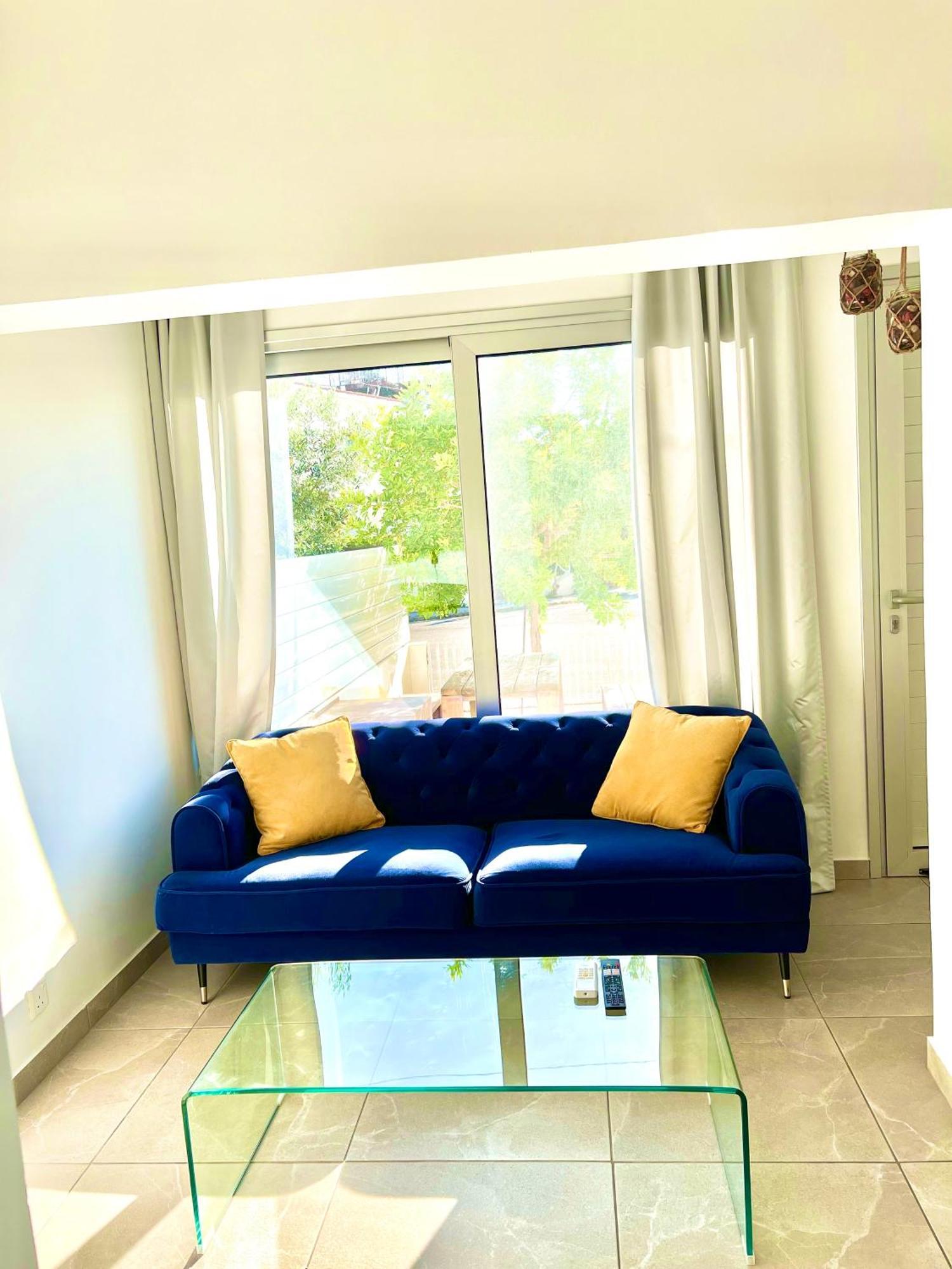 Seaside Escape - Charming Sunlit 2br Flat * Paphos