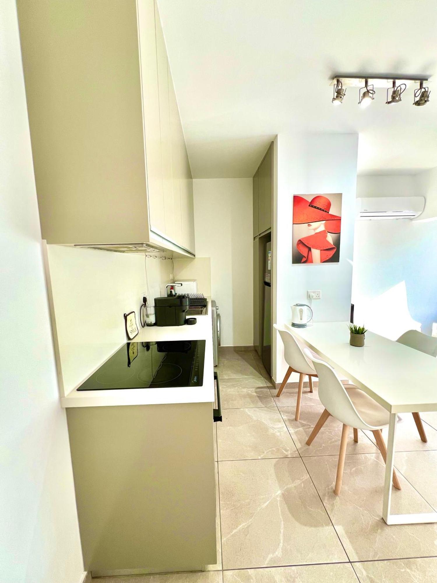 Apartment Seaside Escape - Charming Sunlit 2br Flat Paphos