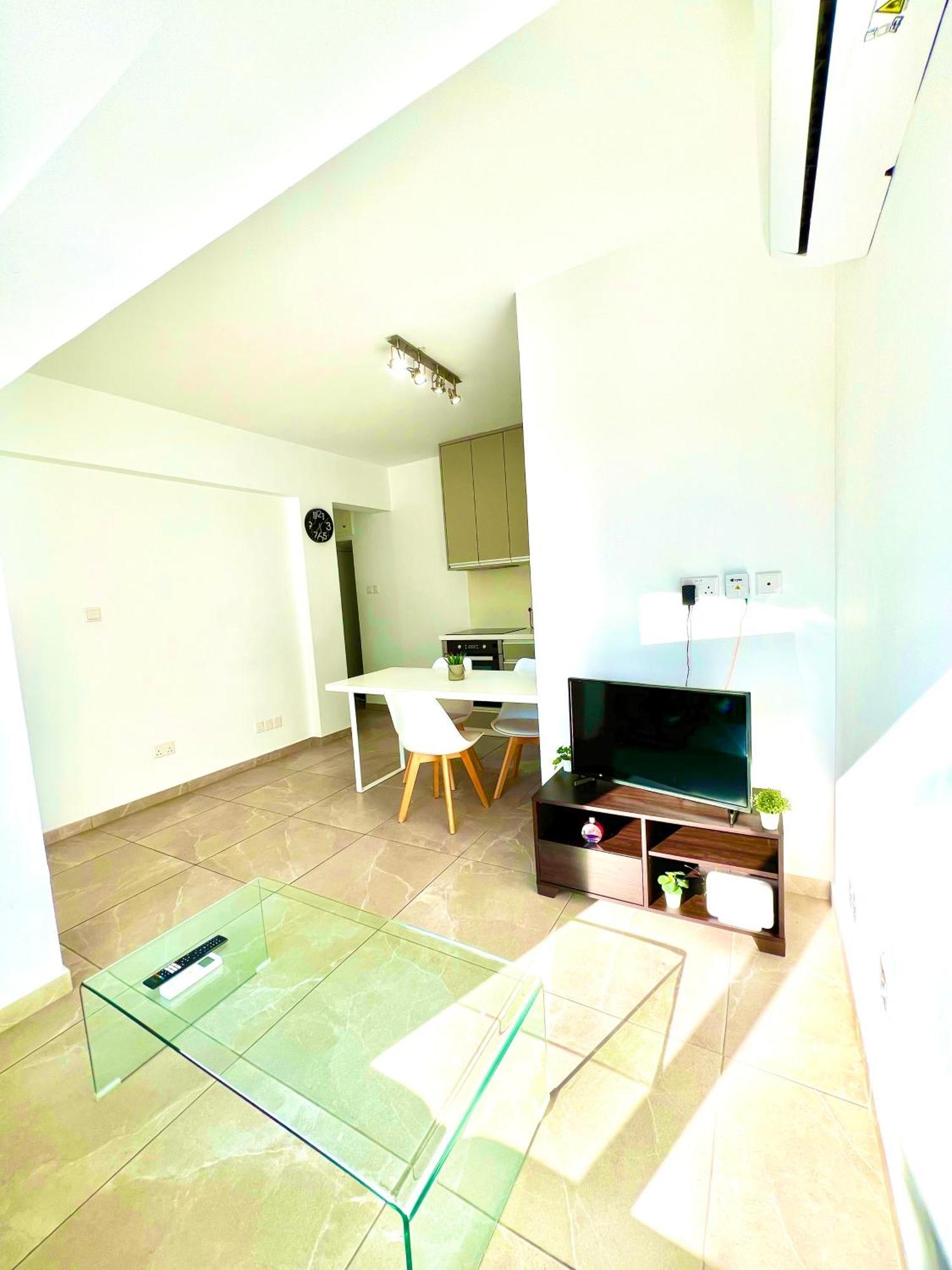 Seaside Escape - Charming Sunlit 2br Flat Paphos