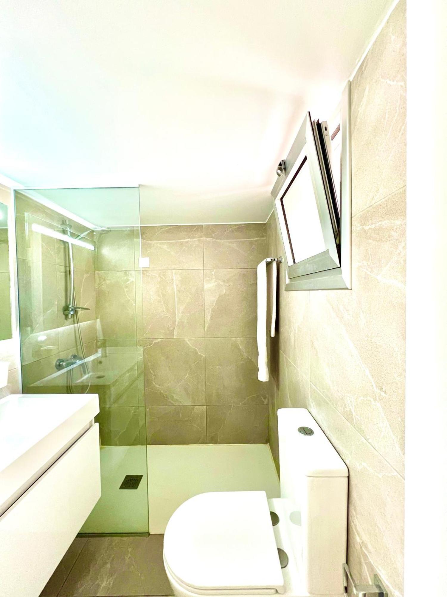 Seaside Escape - Charming Sunlit 2br Flat * Paphos