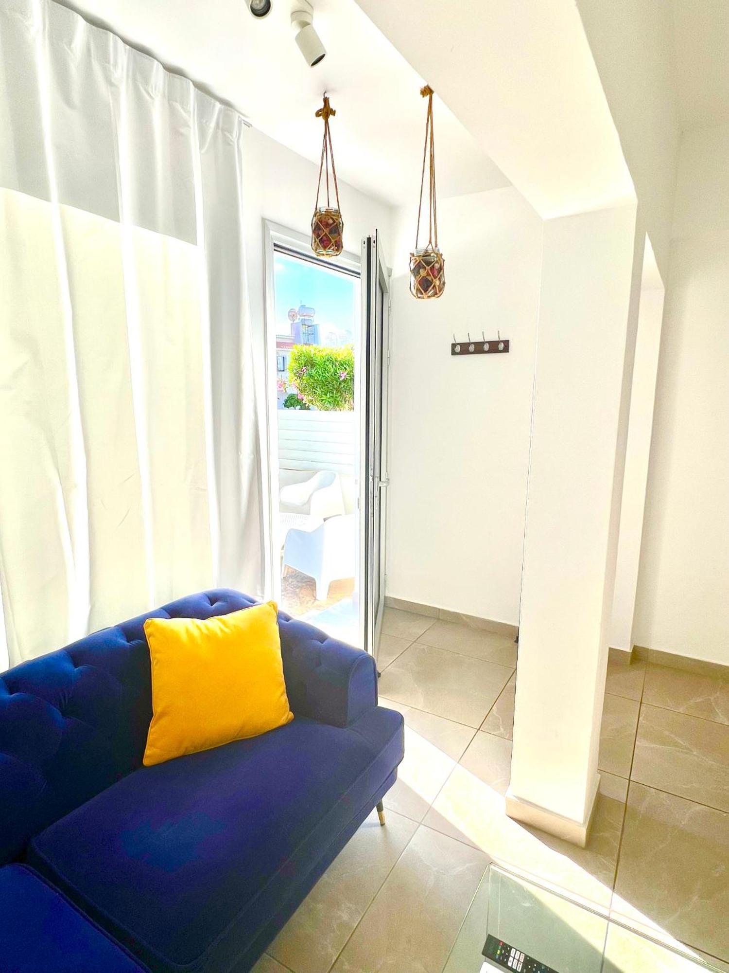 Apartment Seaside Escape - Charming Sunlit 2br Flat