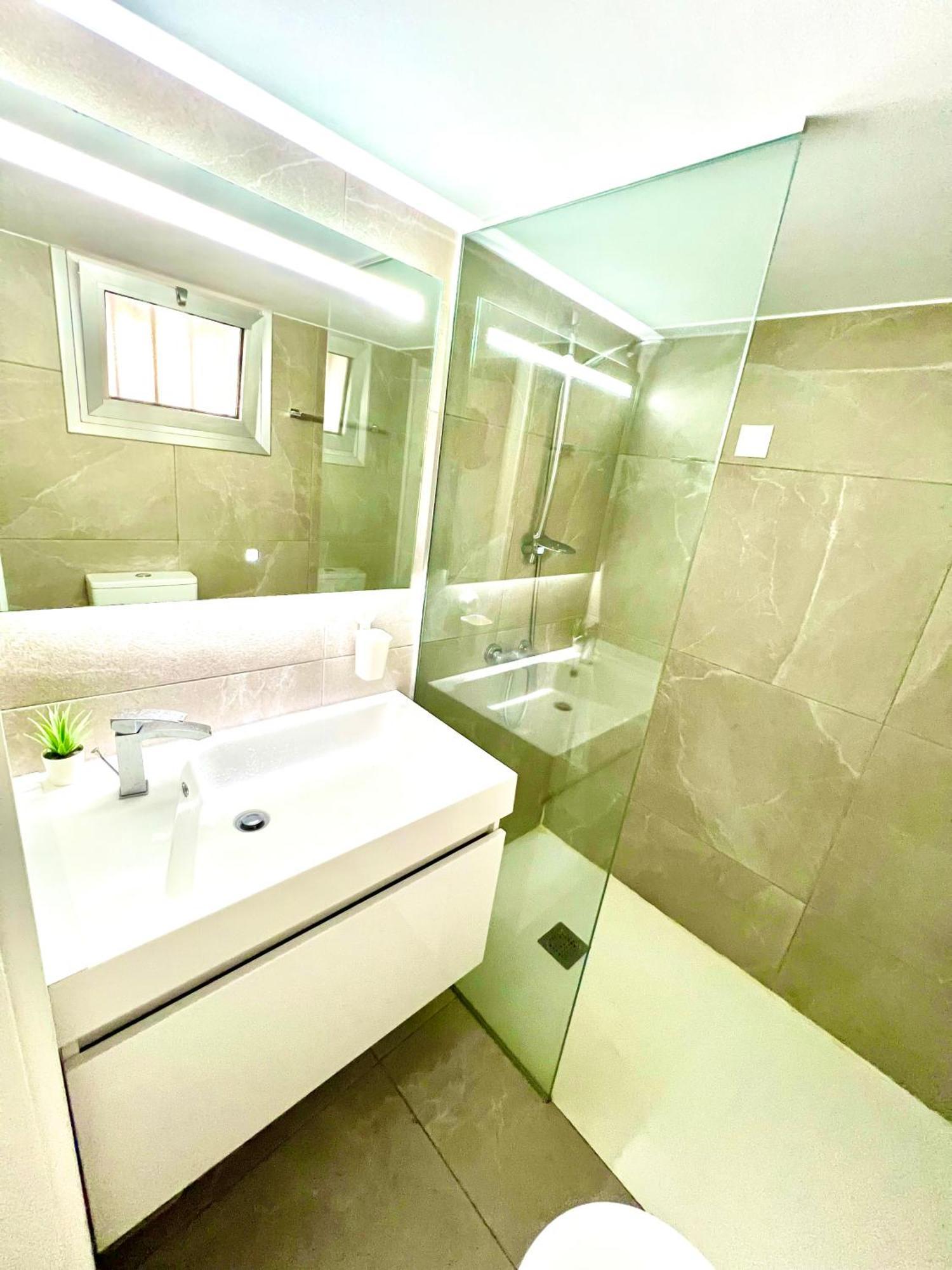 Apartment Seaside Escape - Charming Sunlit 2br Flat *