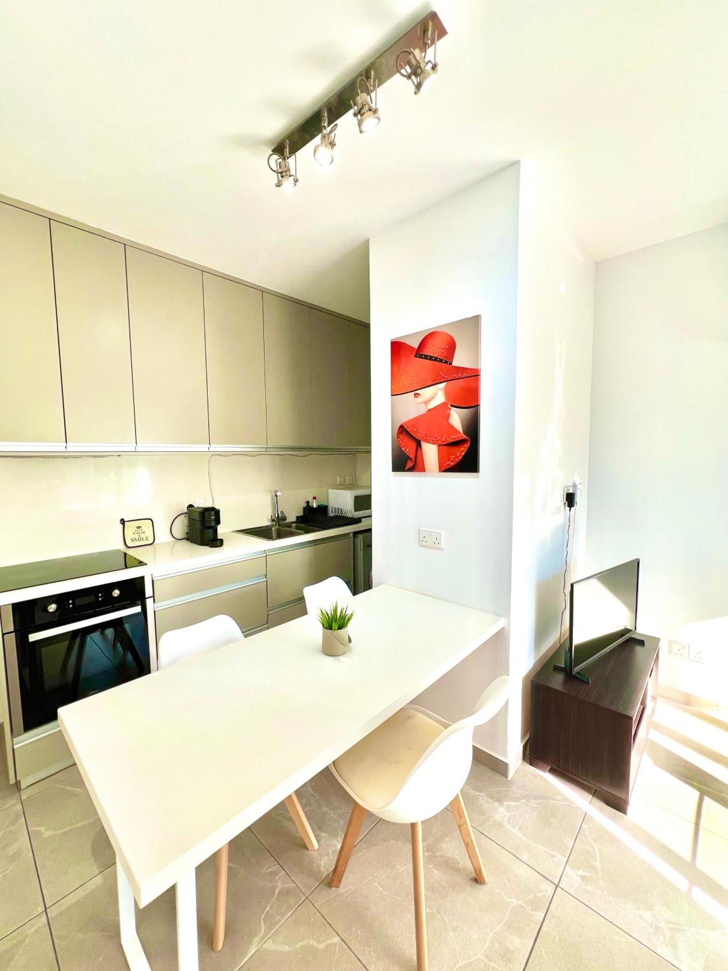 Seaside Escape - Charming Sunlit 2br Flat *