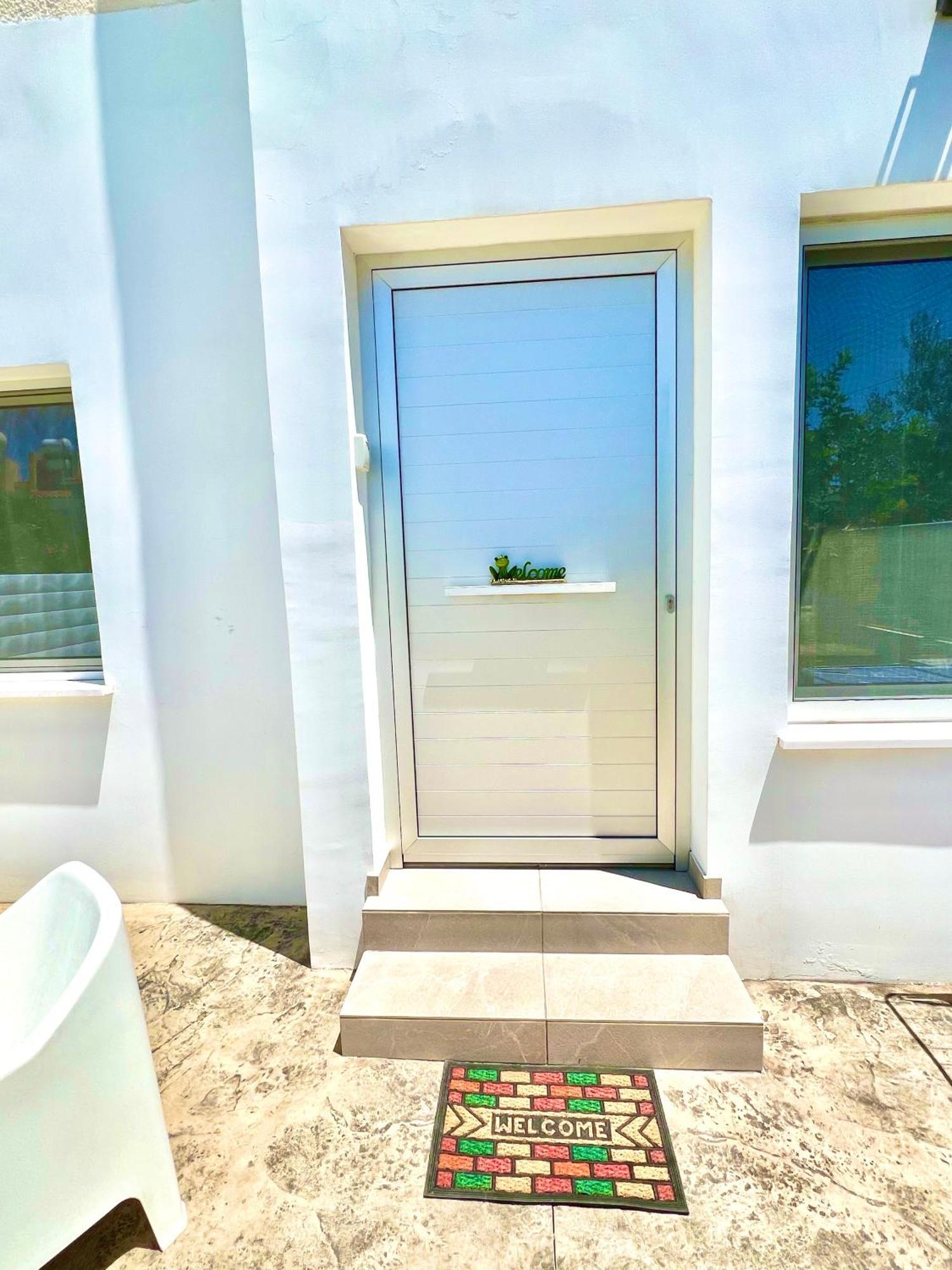 Seaside Escape - Charming Sunlit 2br Flat Apartment