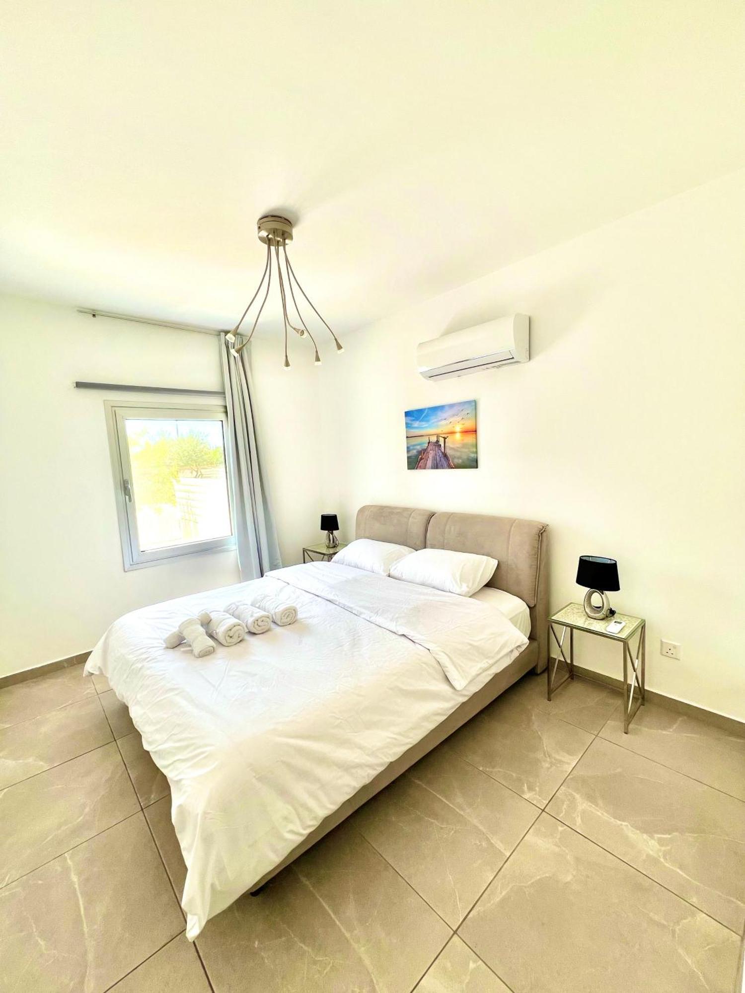 Seaside Escape - Charming Sunlit 2br Flat * Paphos