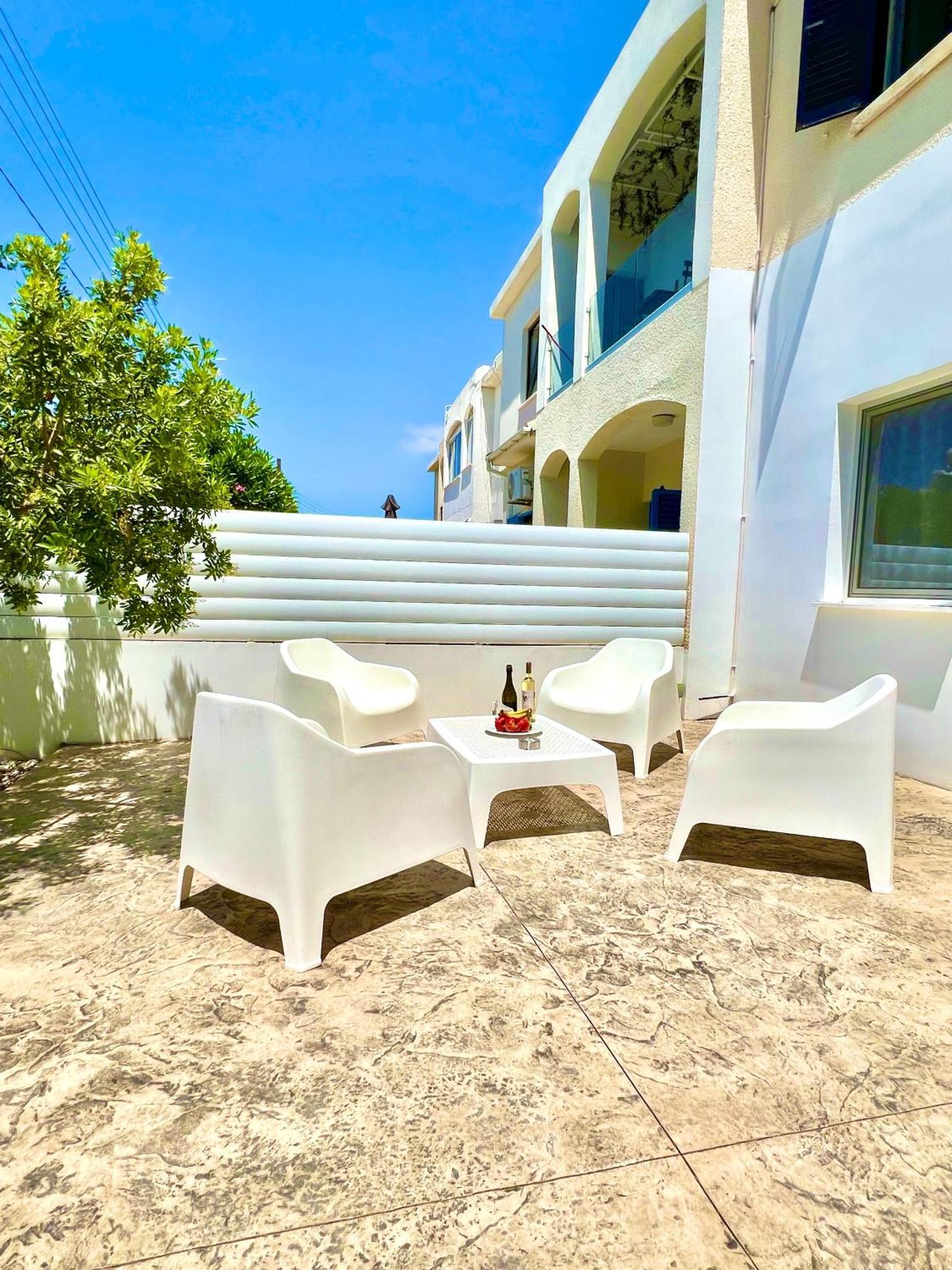 Seaside Escape - Charming Sunlit 2br Flat Apartment Paphos